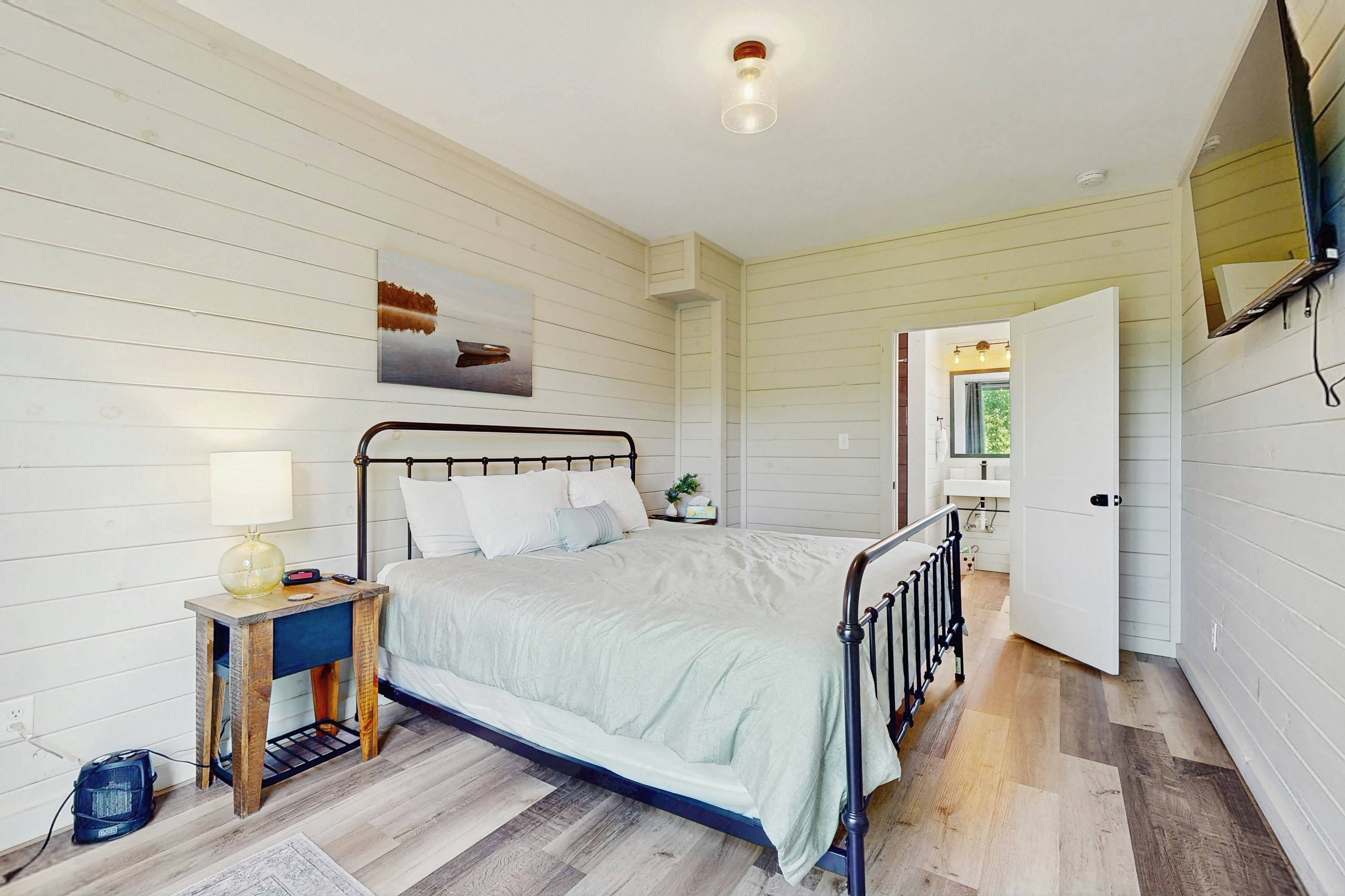 Relaxing Cabin W Mtn View, Sleeps 6・Deck・Jacuzzi