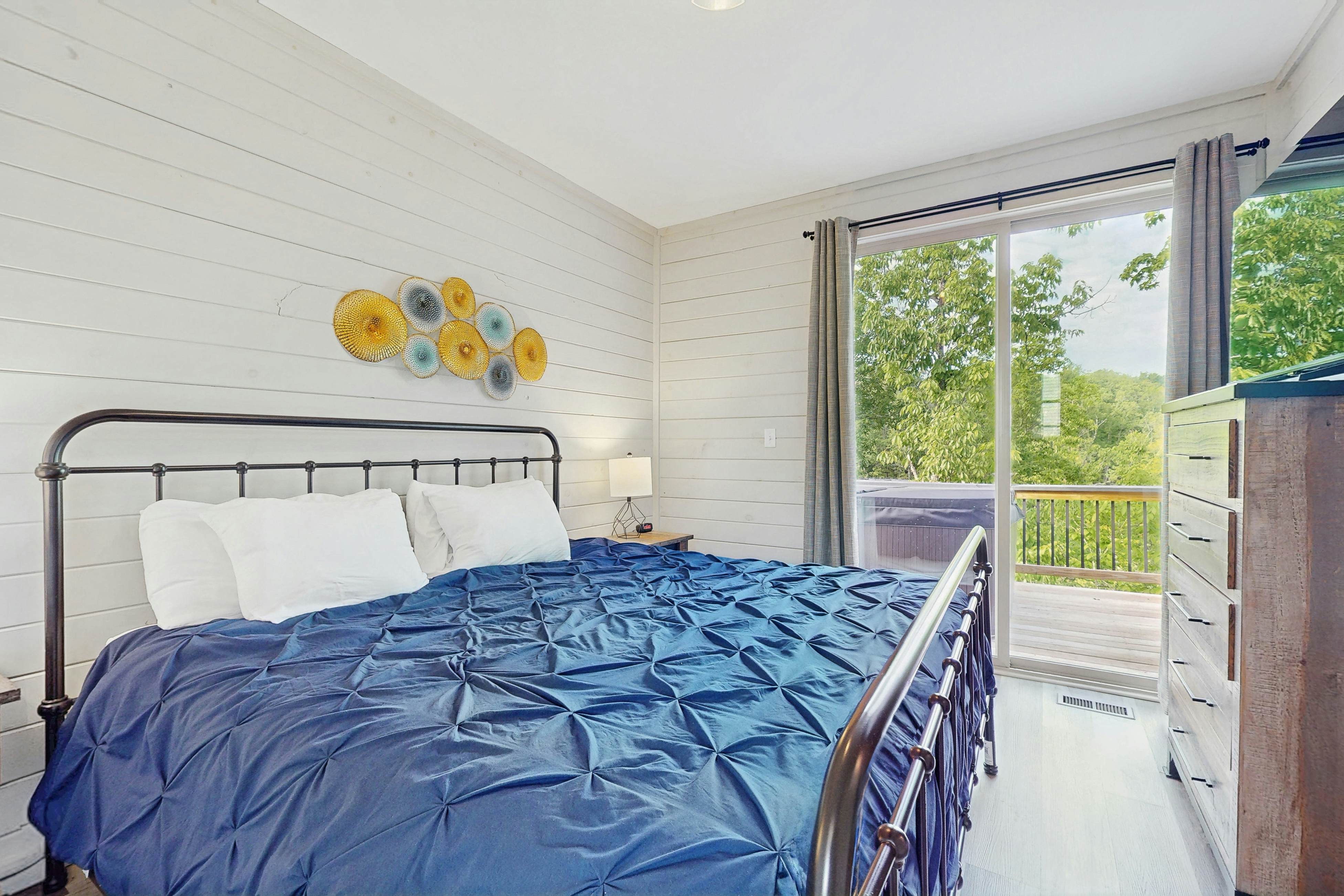 Relaxing Cabin W Mtn View, Sleeps 6・Deck・Jacuzzi