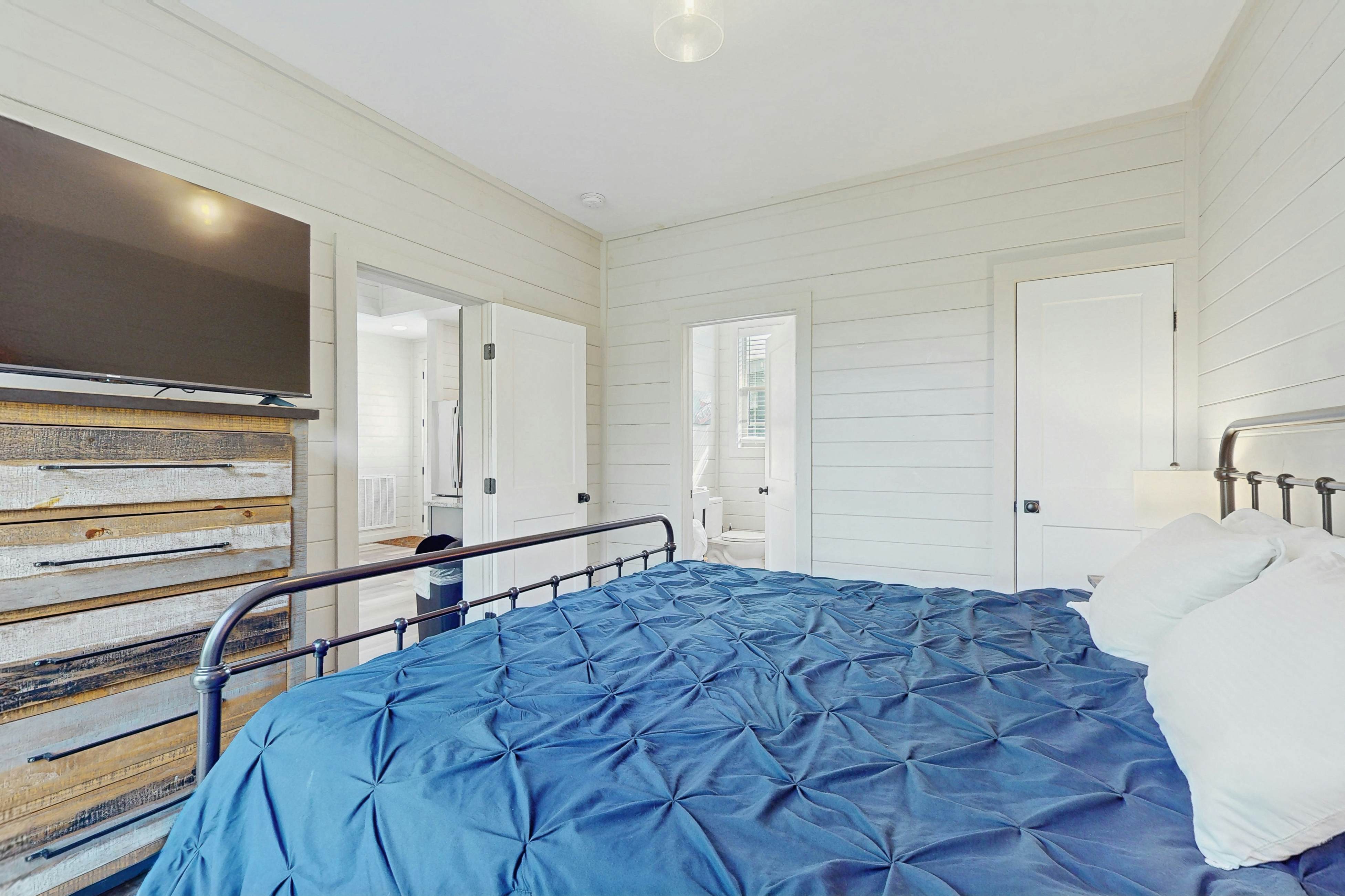 Relaxing Cabin W Mtn View, Sleeps 6・Deck・Jacuzzi