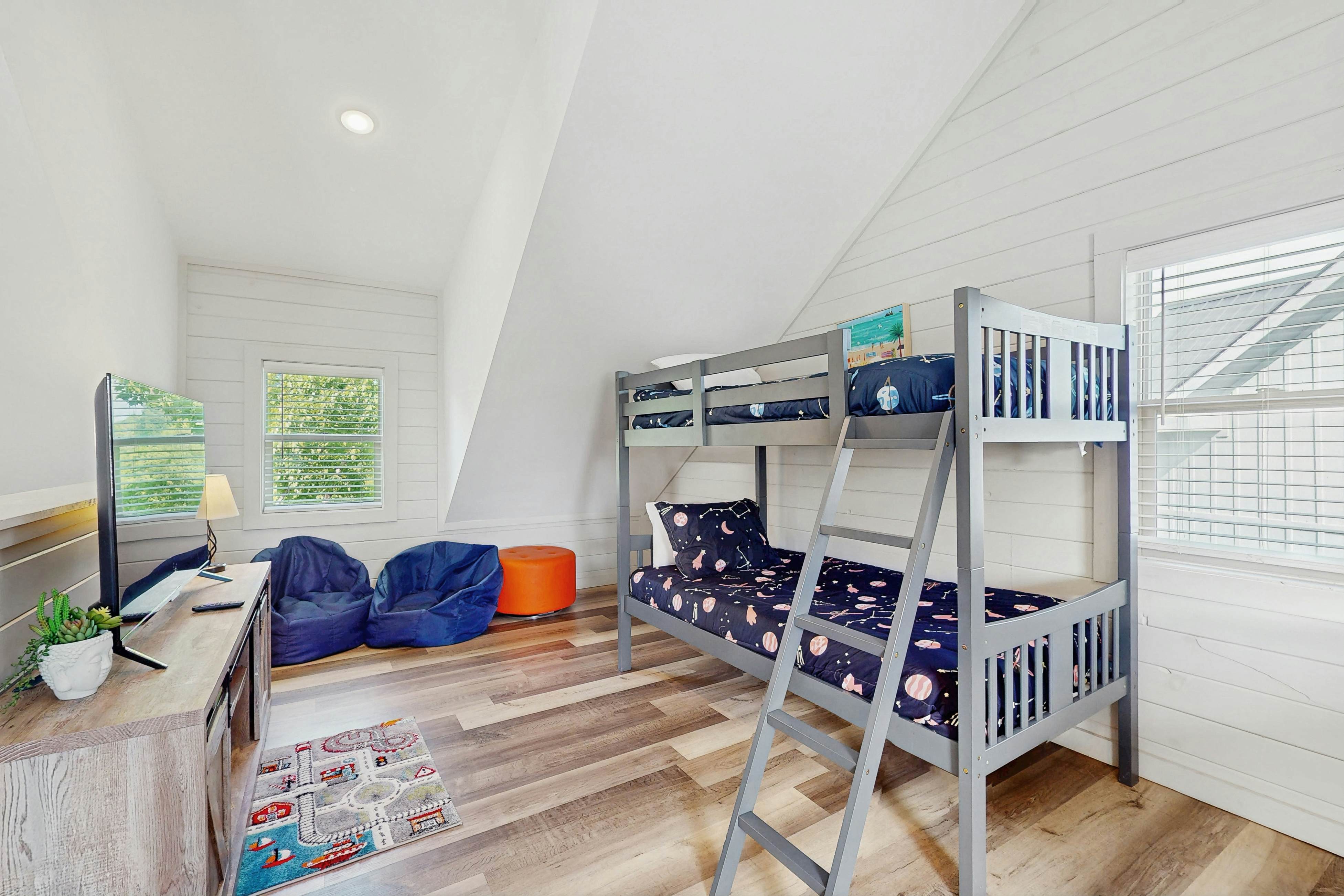 Relaxing Cabin W Mtn View, Sleeps 6・Deck・Jacuzzi