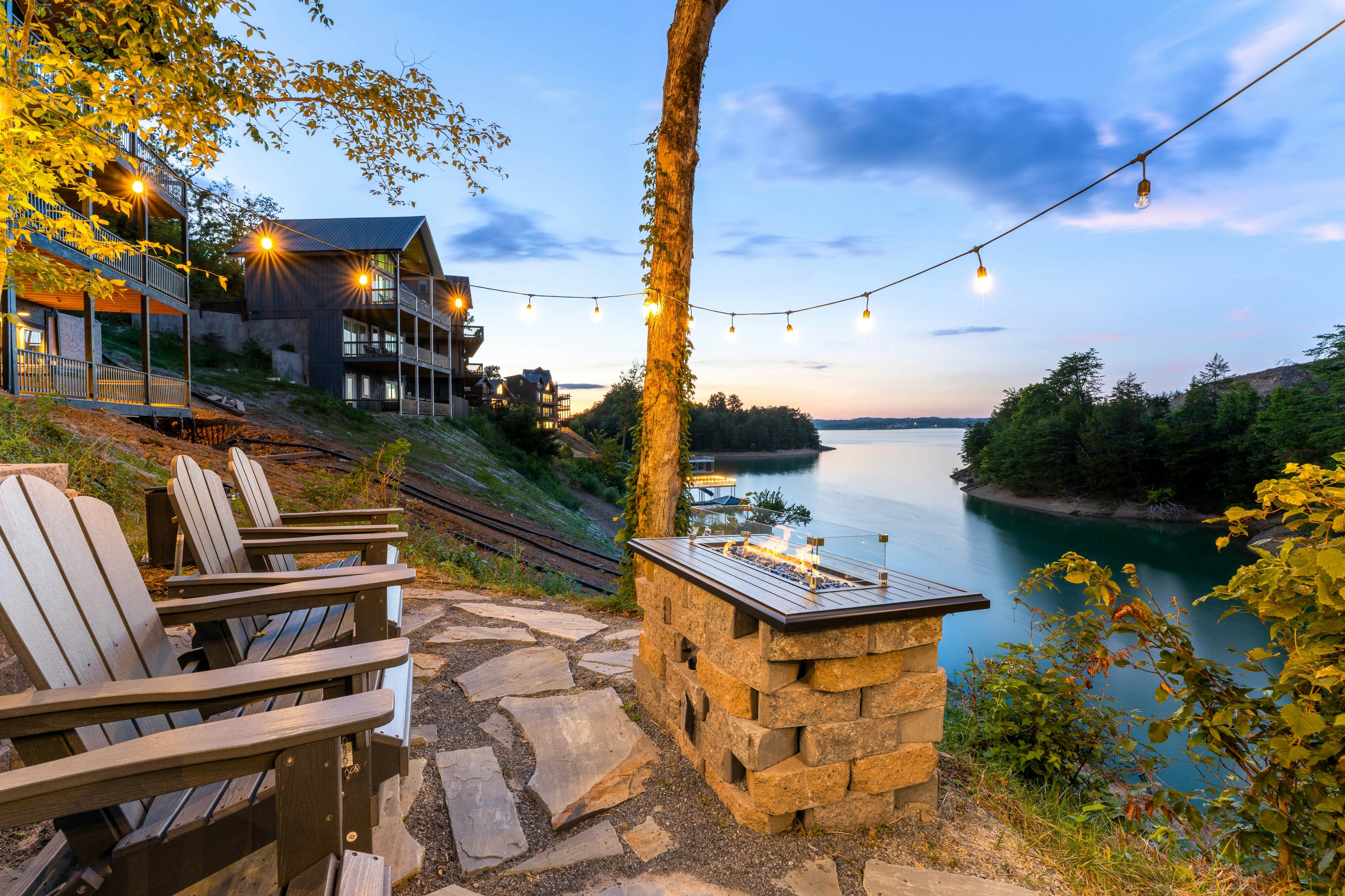 Lakefront Cabin, Sleeps 14・Private Pool・Game room