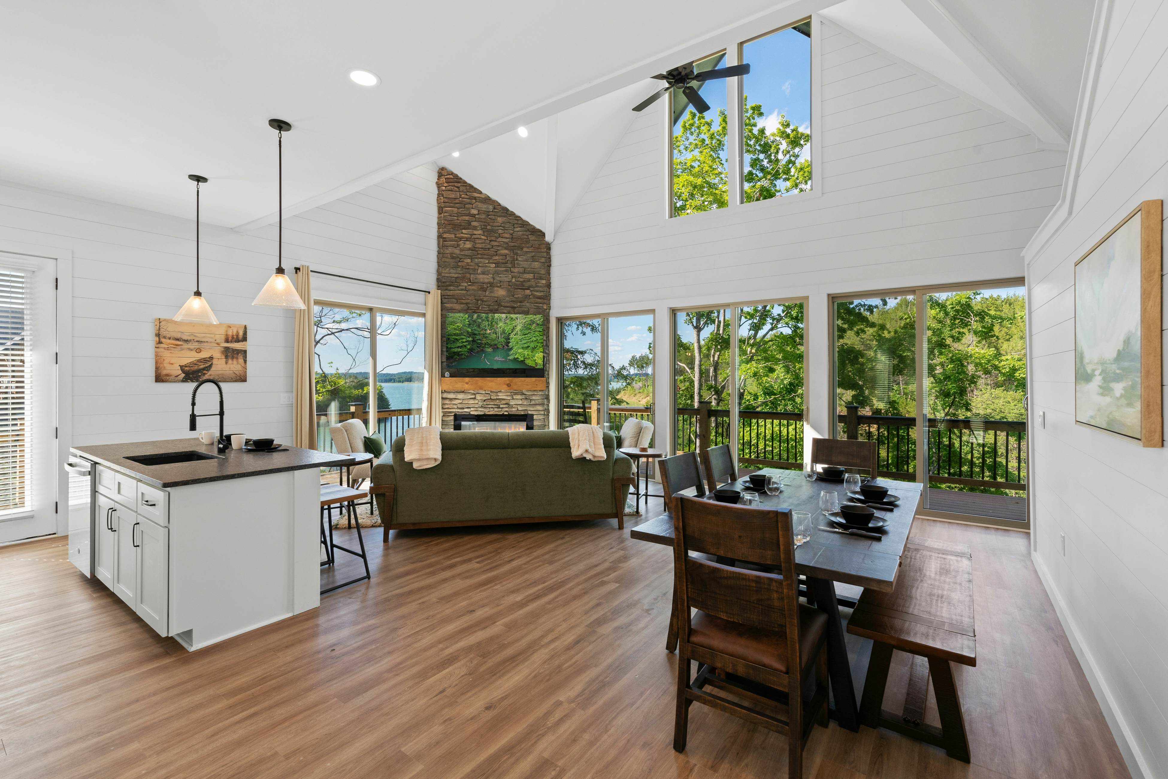 Lakefront Cabin, Sleeps 14・Private Pool・Game room