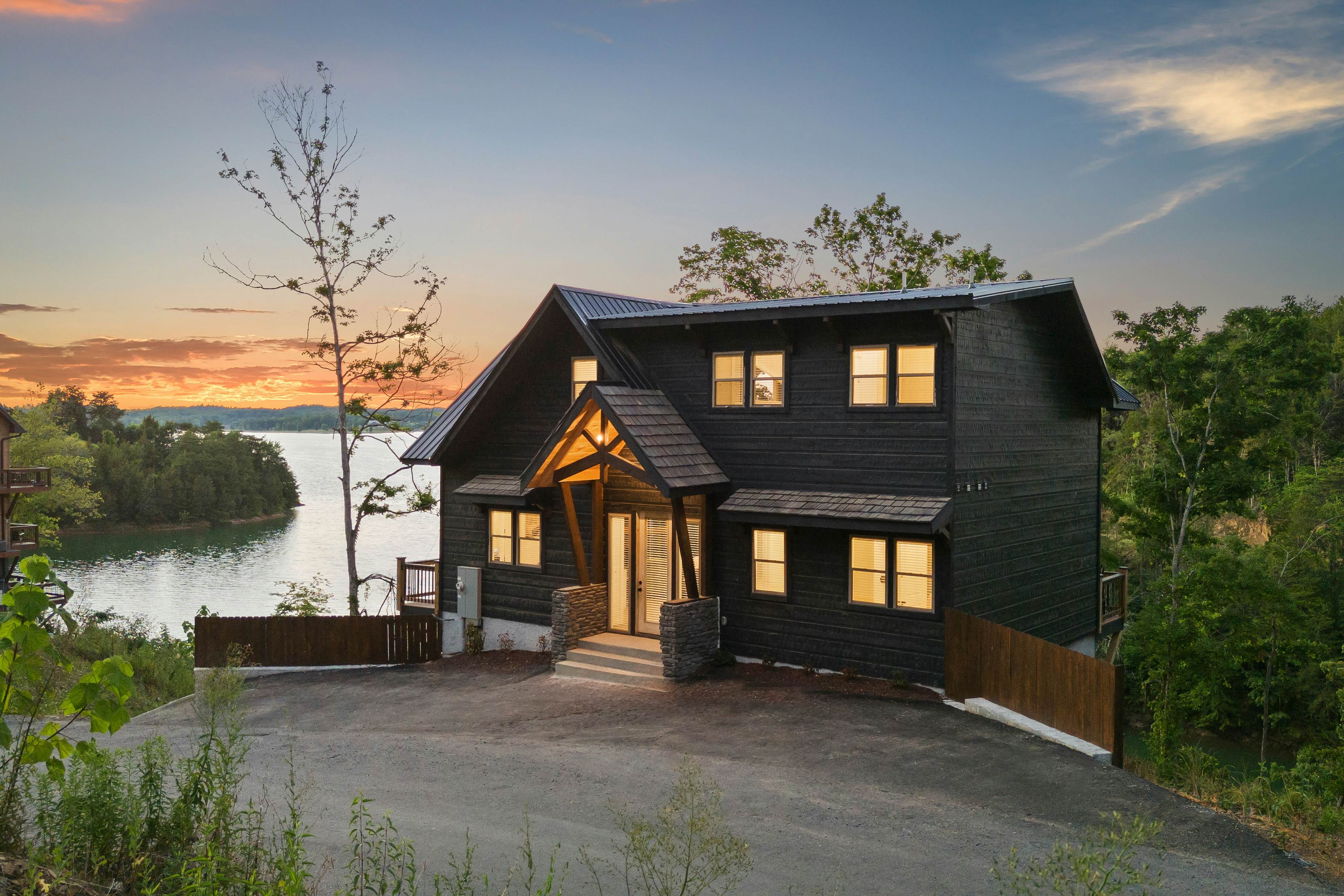 Lakefront Cabin, Sleeps 14・Private Pool・Game room