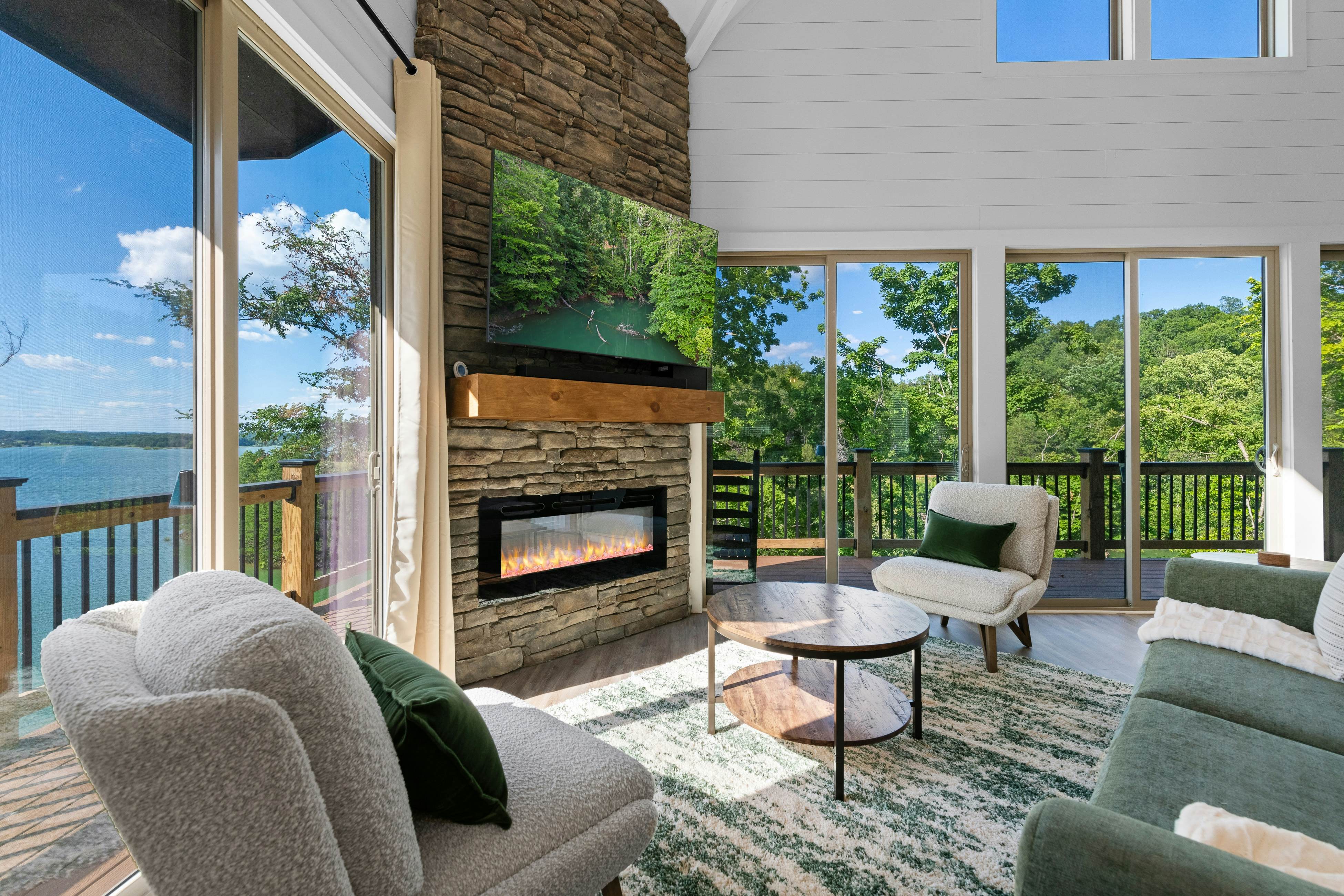 Lakefront Cabin, Sleeps 14・Private Pool・Game room