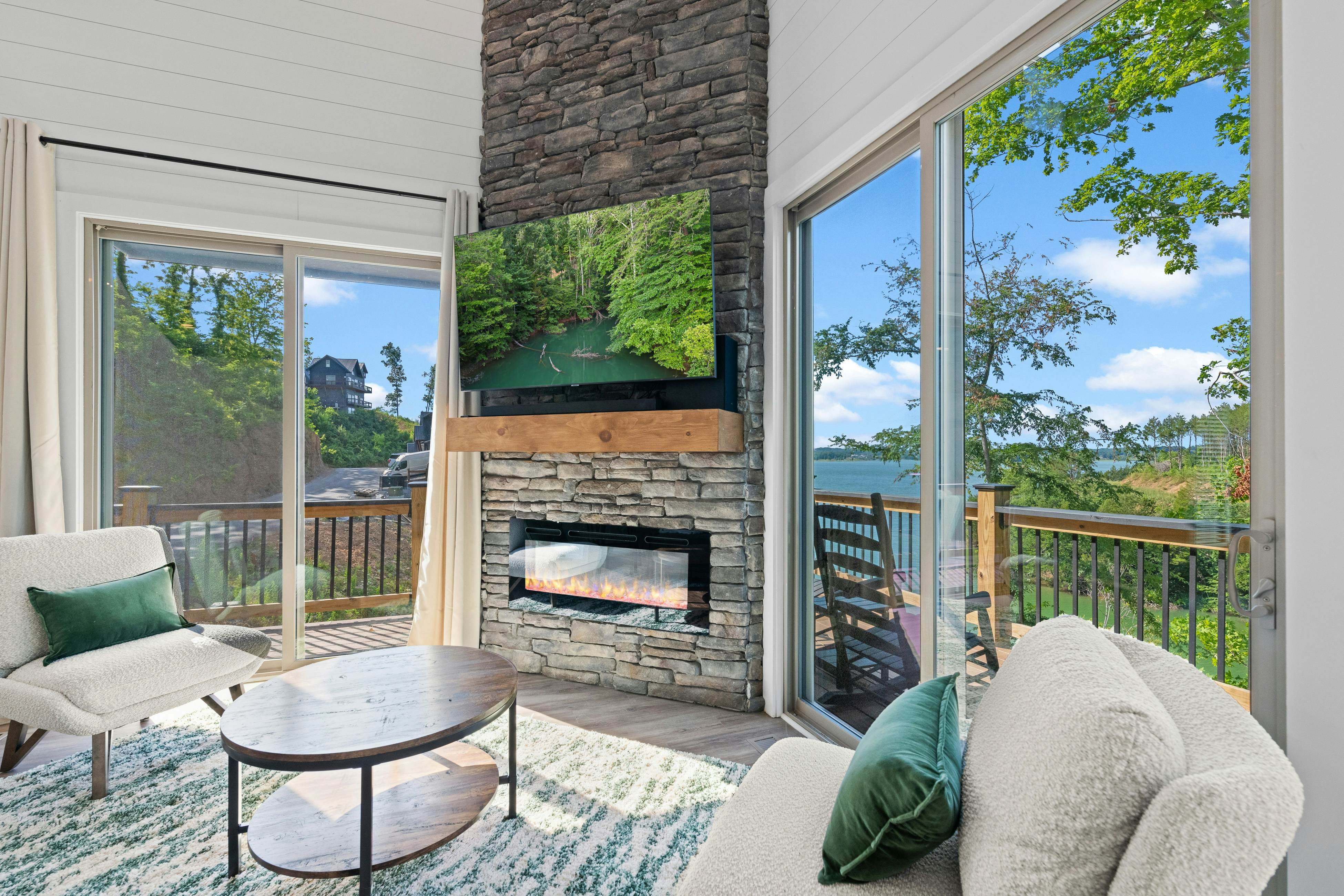 Lakefront Cabin, Sleeps 14・Private Pool・Game room