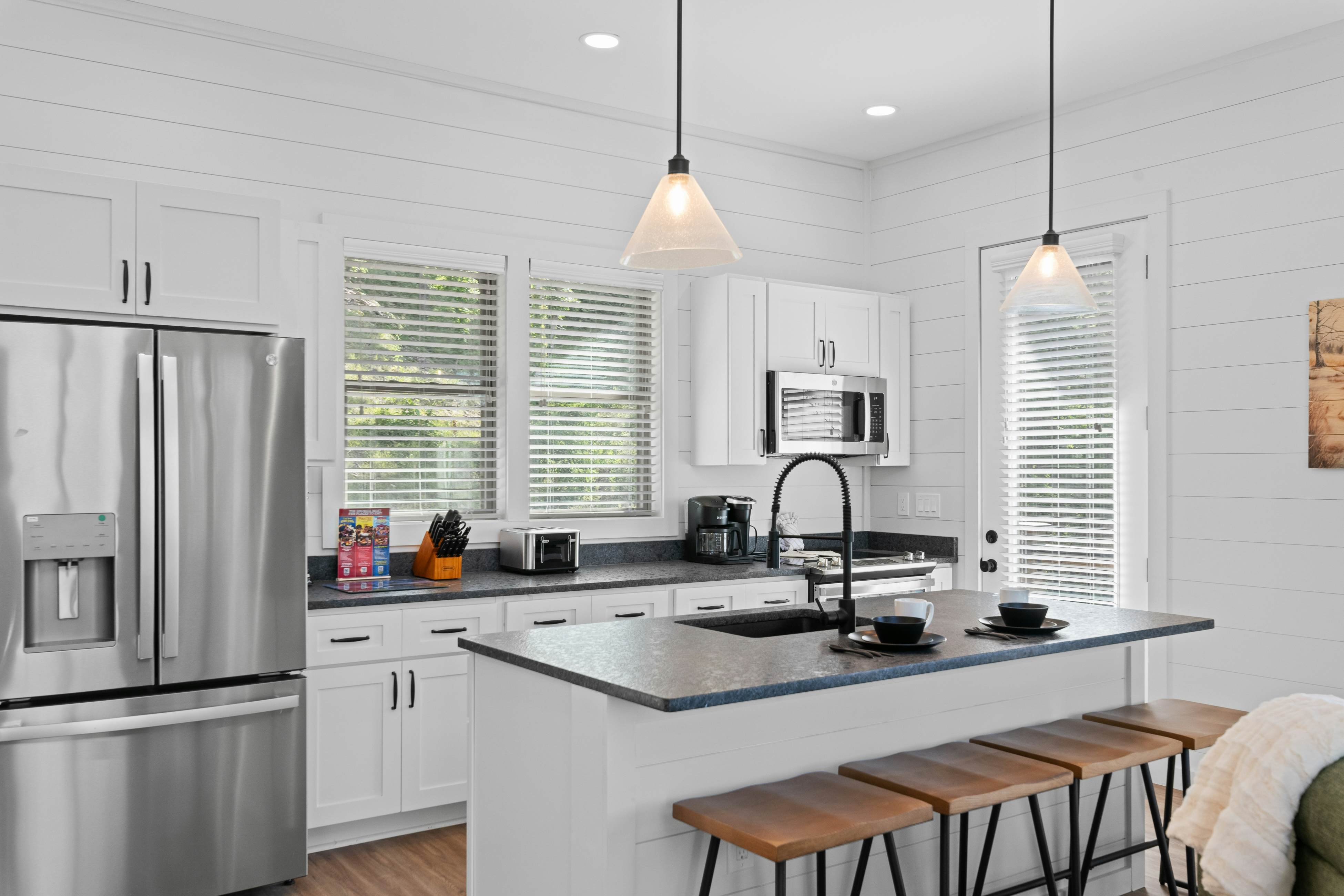 Lakefront Cabin, Sleeps 14・Private Pool・Game room