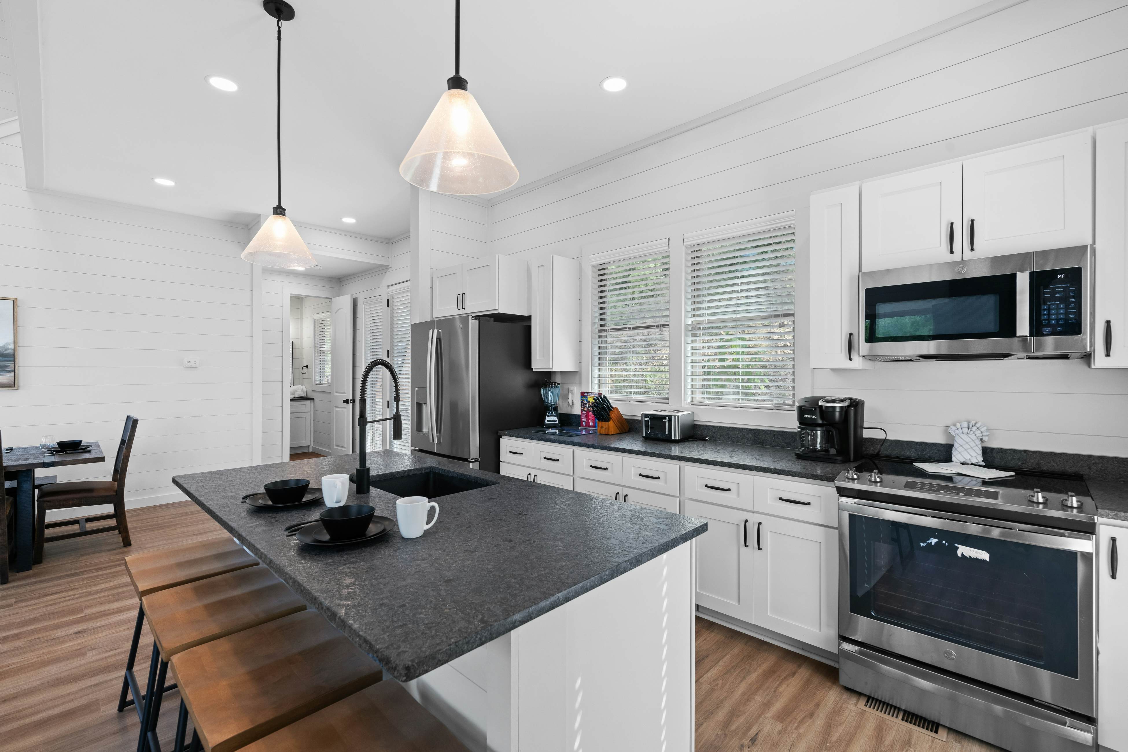 Lakefront Cabin, Sleeps 14・Private Pool・Game room