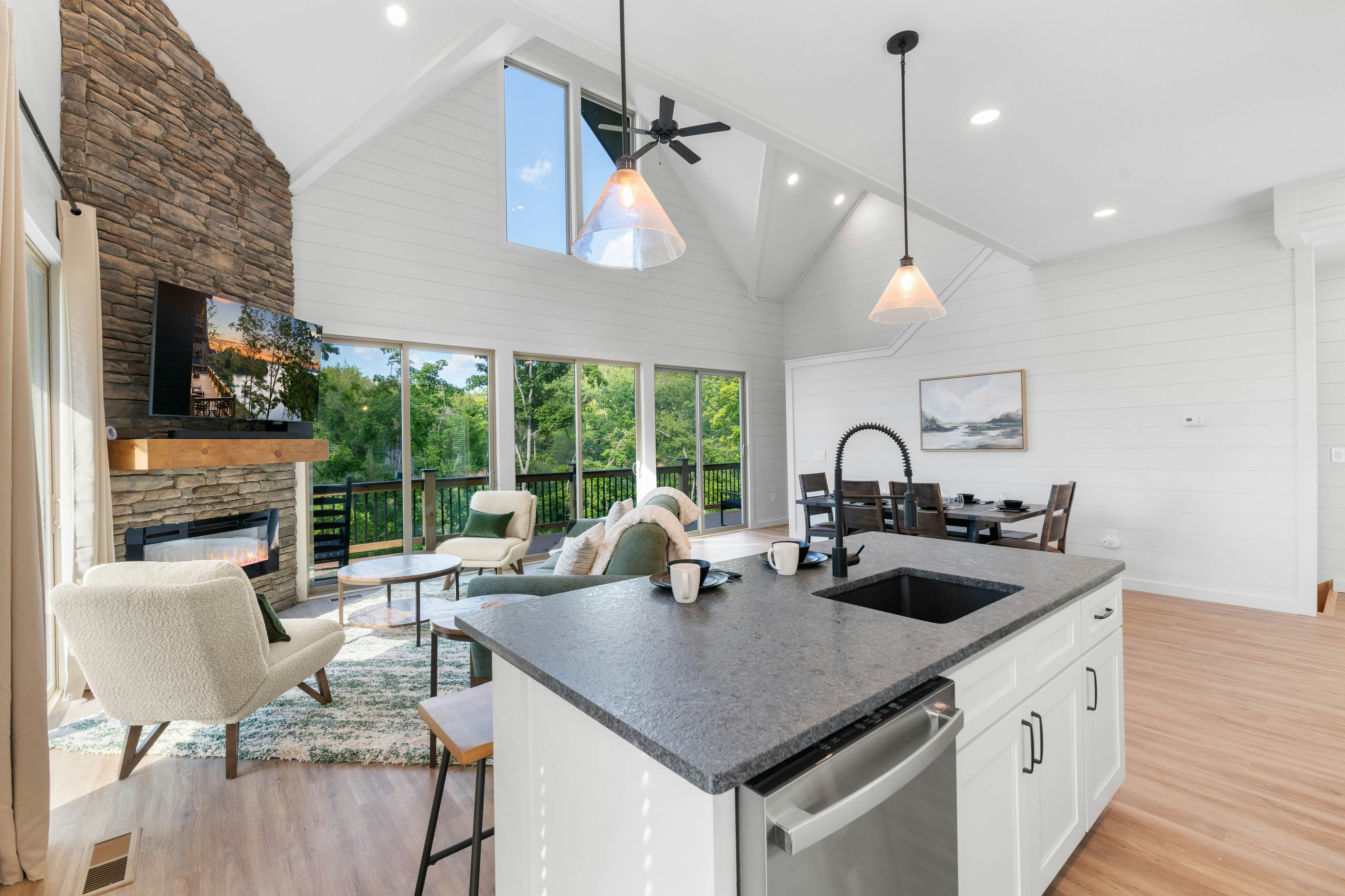 Lakefront Cabin, Sleeps 14・Private Pool・Game room