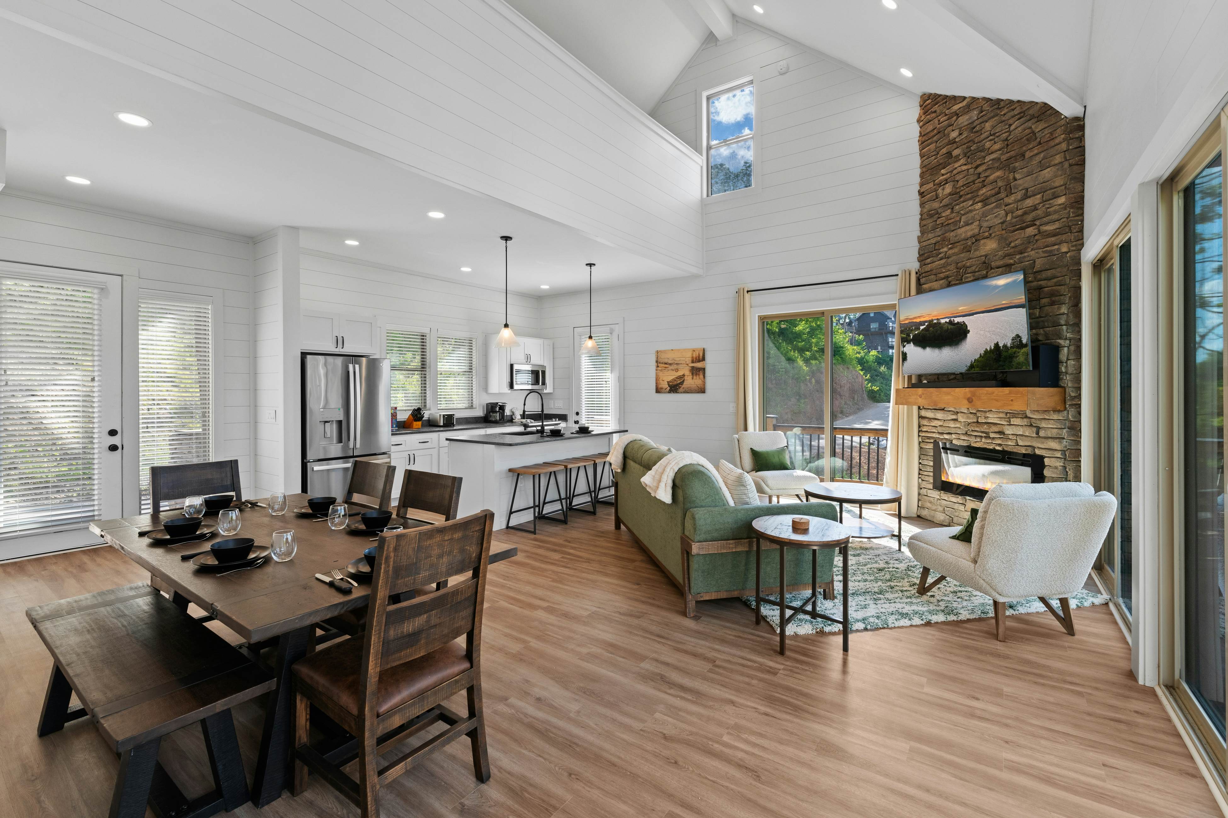 Lakefront Cabin, Sleeps 14・Private Pool・Game room