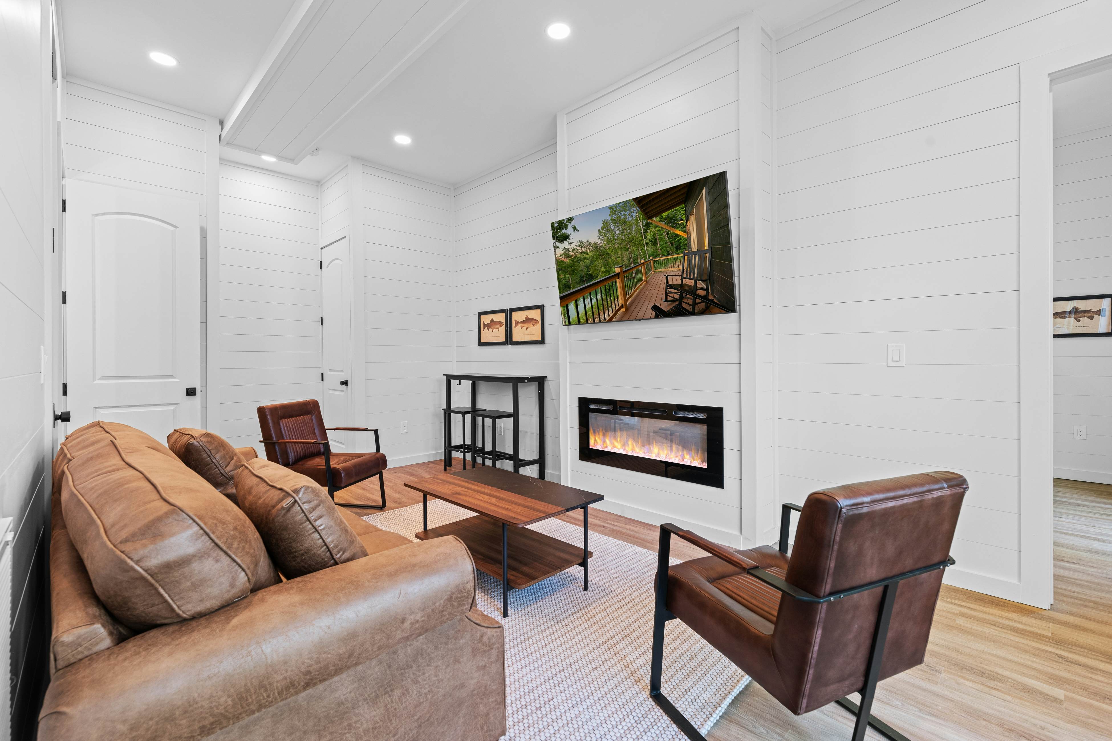 Lakefront Cabin, Sleeps 14・Private Pool・Game room