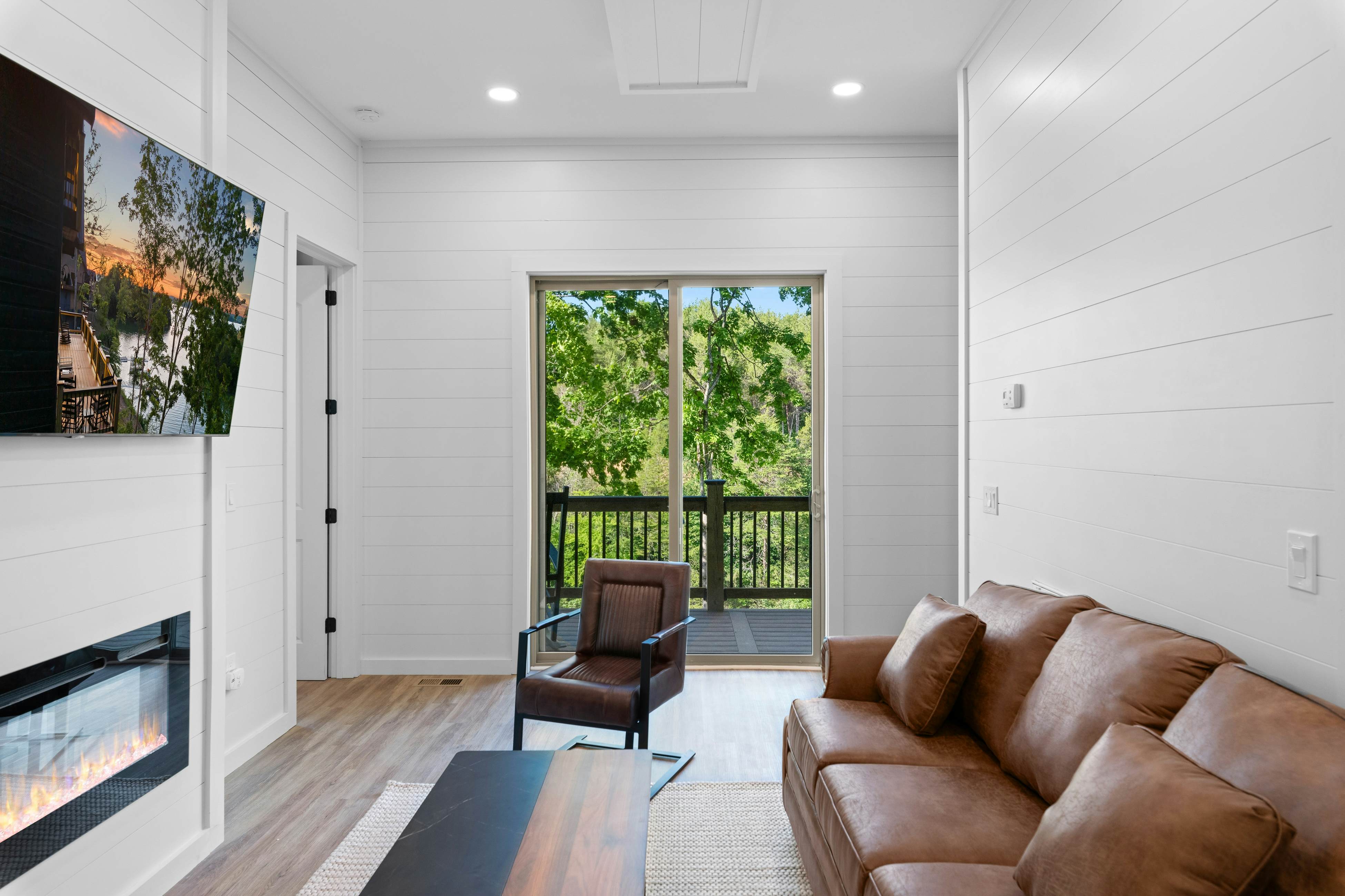 Lakefront Cabin, Sleeps 14・Private Pool・Game room