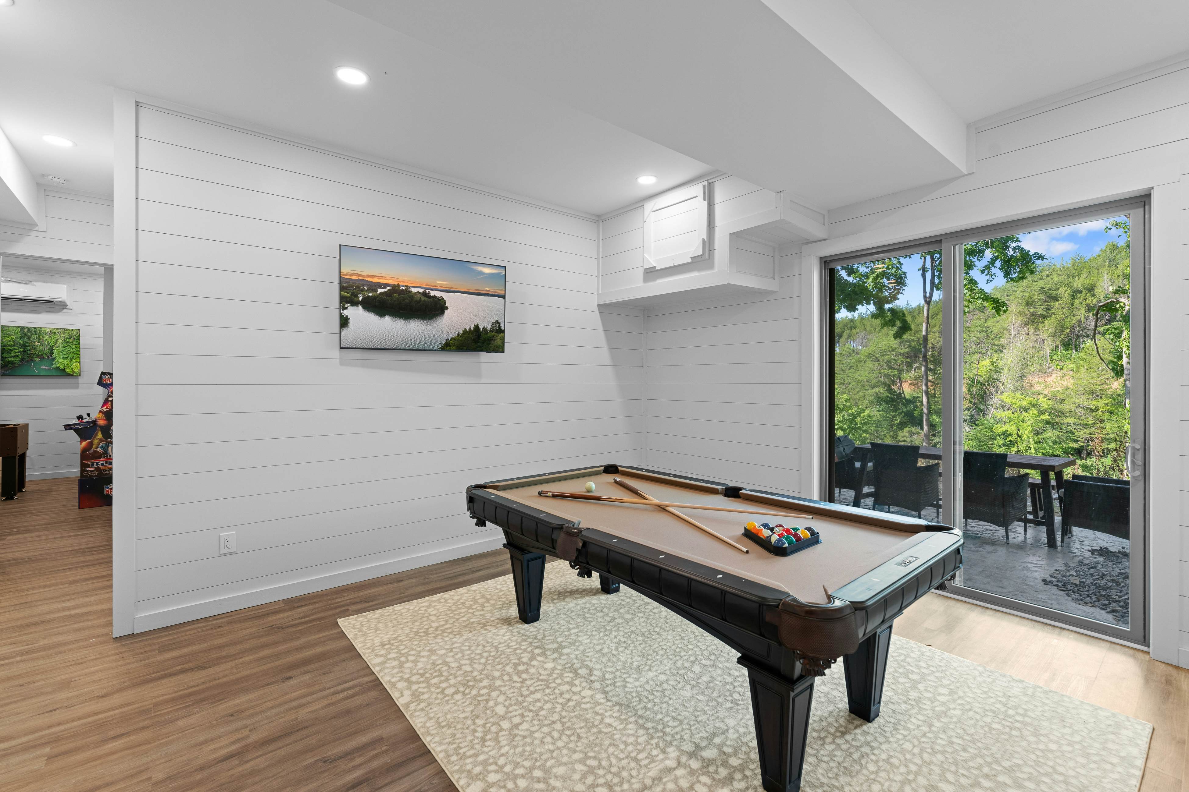 Lakefront Cabin, Sleeps 14・Private Pool・Game room