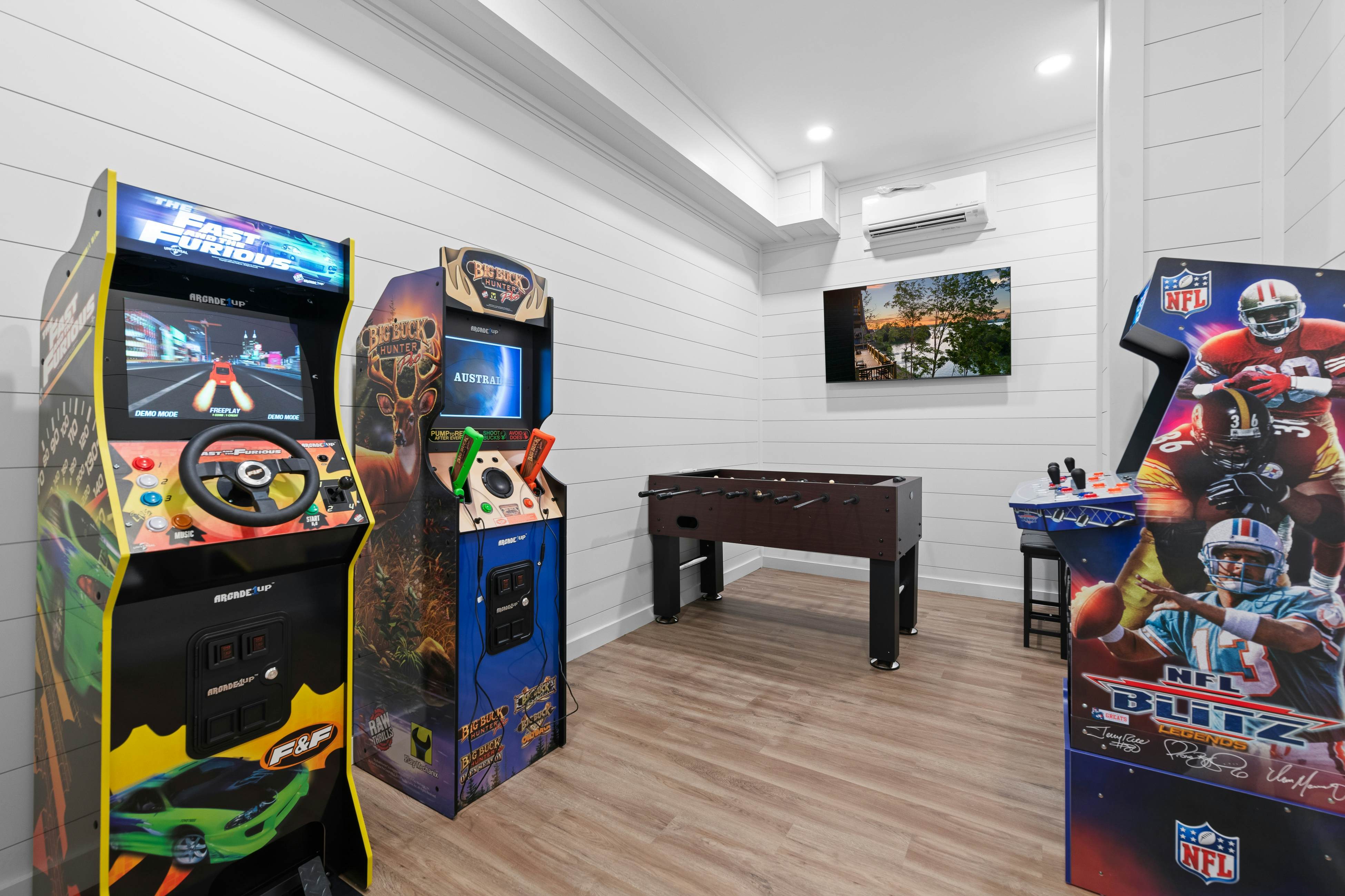 Lakefront Cabin, Sleeps 14・Private Pool・Game room