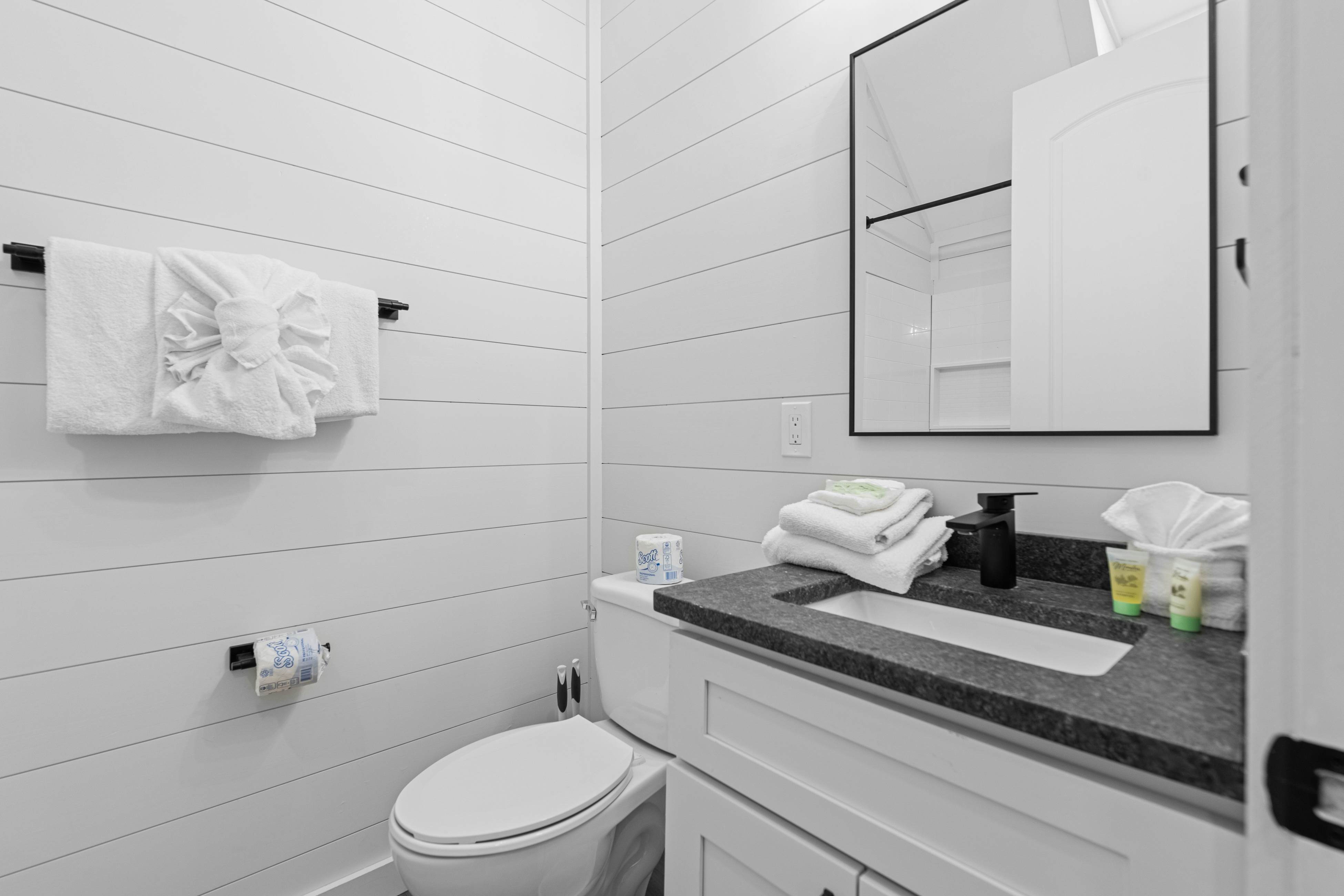 Lakefront Cabin, Sleeps 14・Private Pool・Game room