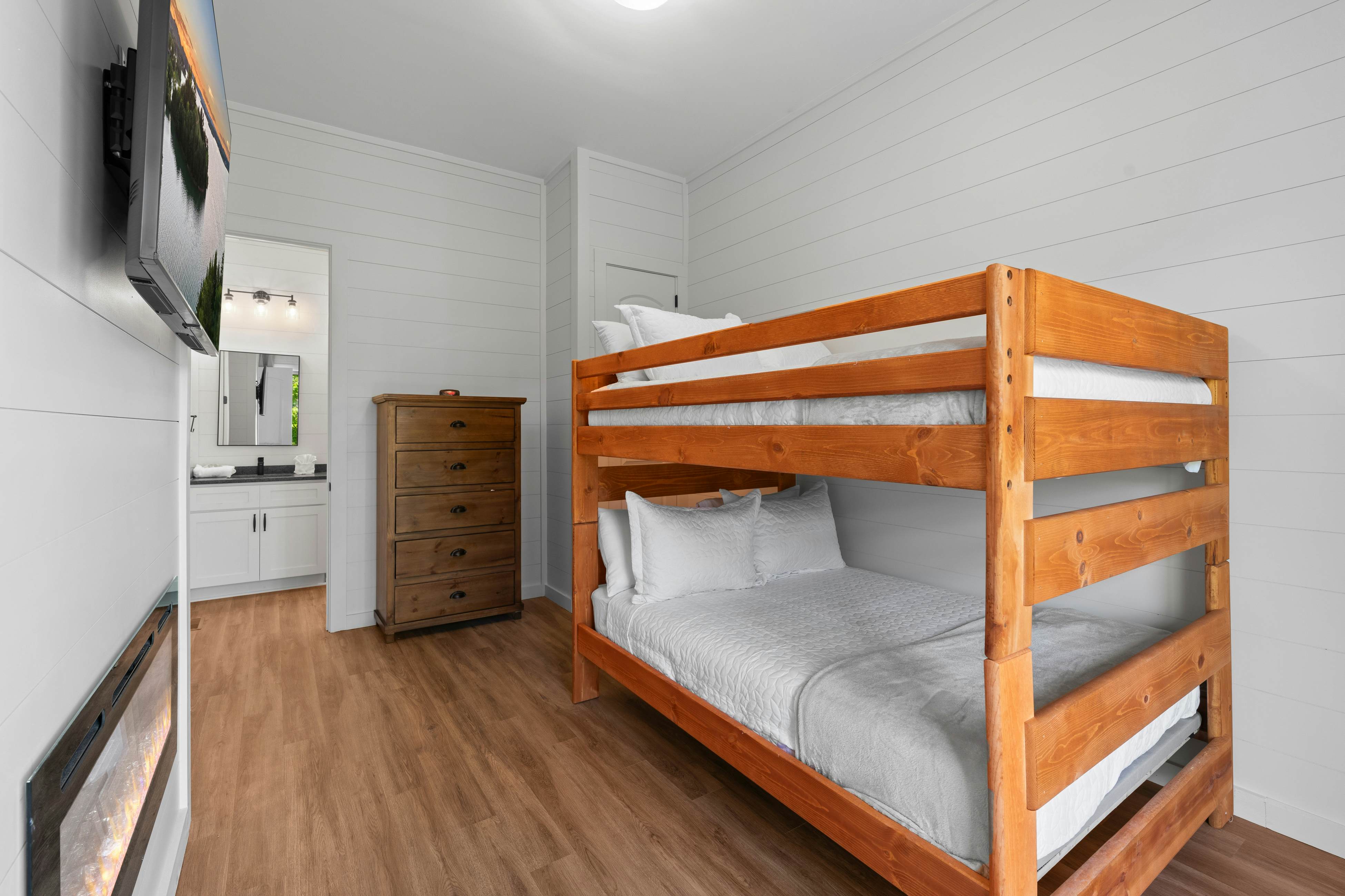 Lakefront Cabin, Sleeps 14・Private Pool・Game room