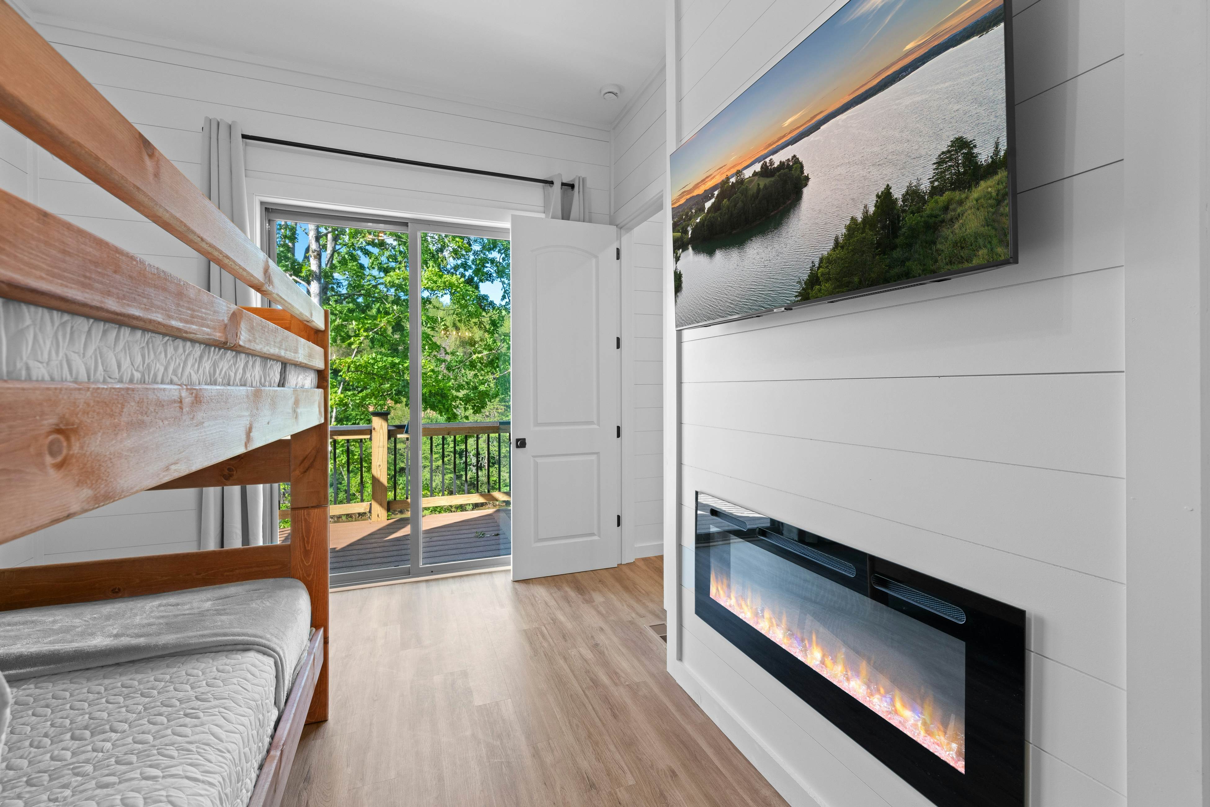 Lakefront Cabin, Sleeps 14・Private Pool・Game room