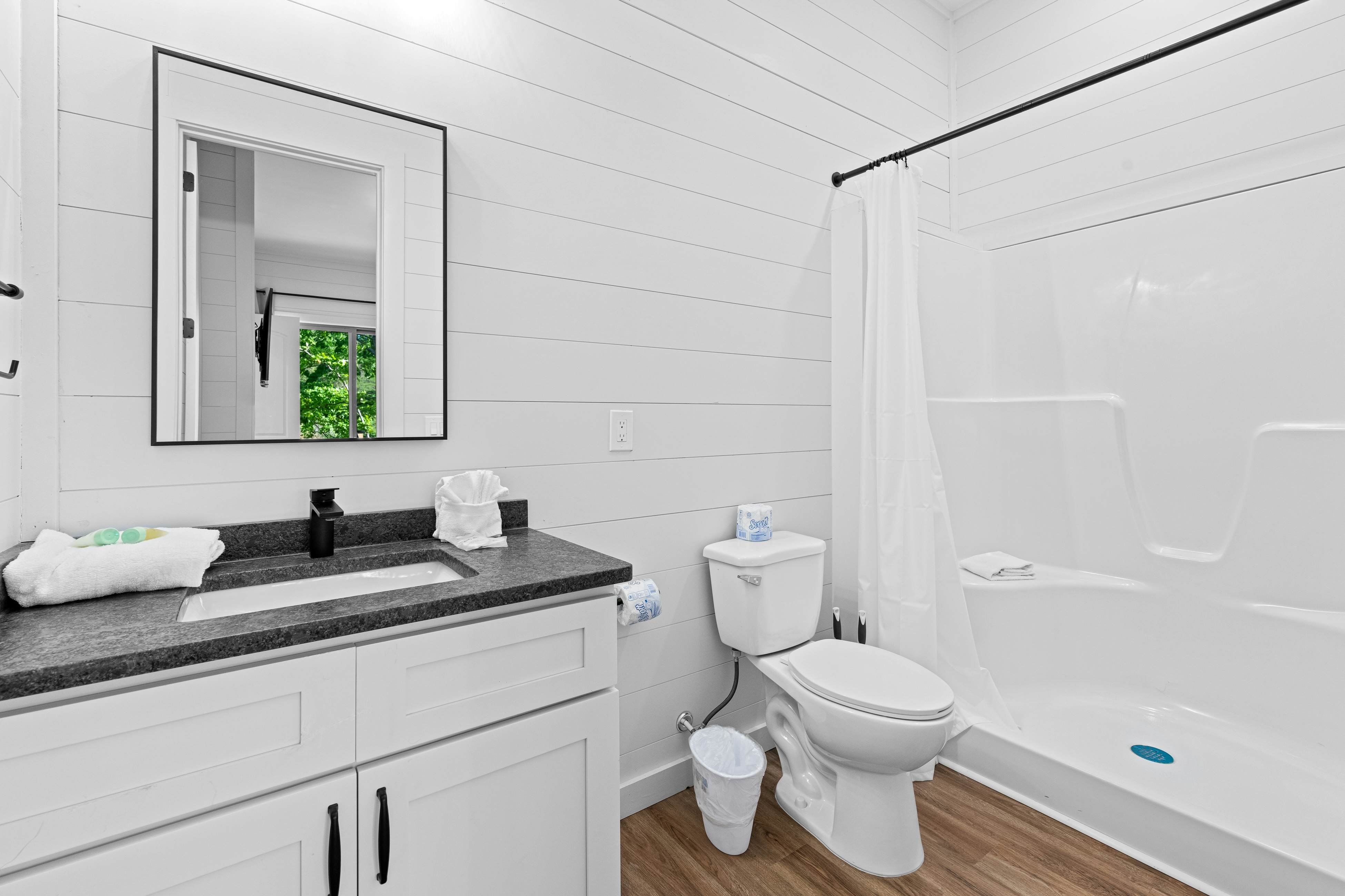 Lakefront Cabin, Sleeps 14・Private Pool・Game room