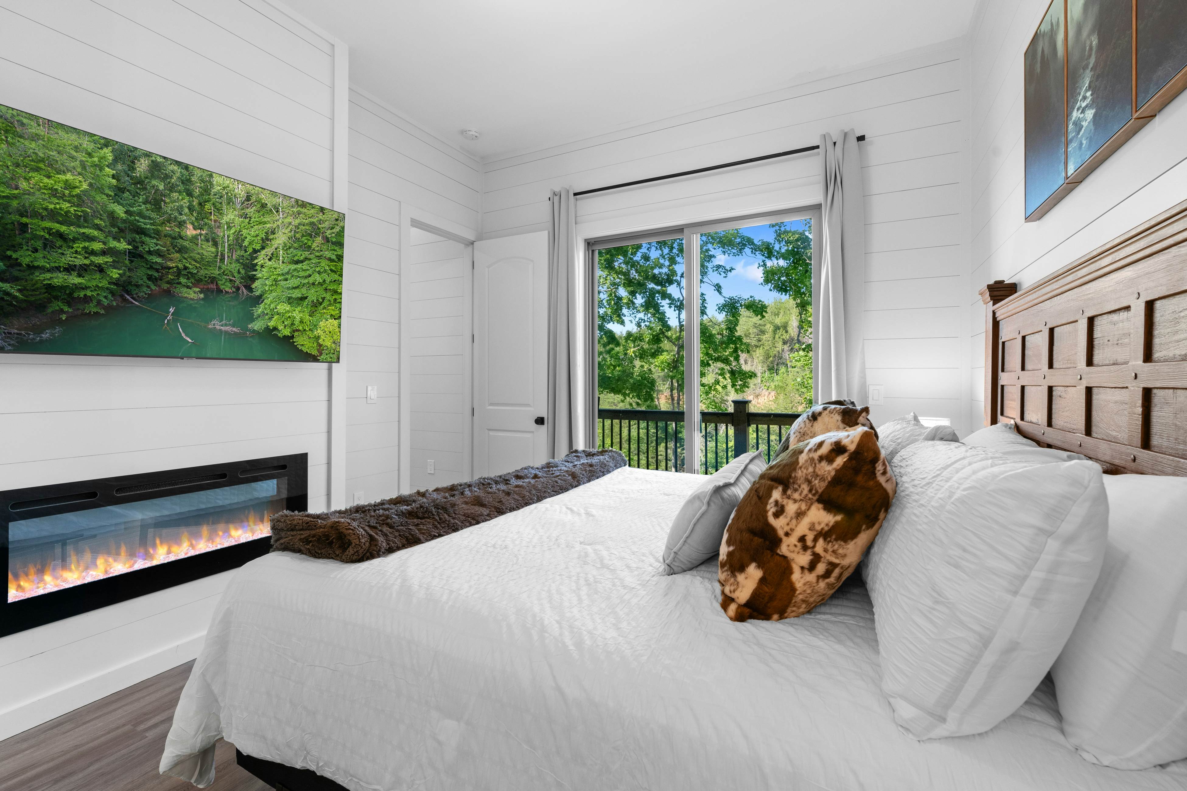 Lakefront Cabin, Sleeps 14・Private Pool・Game room