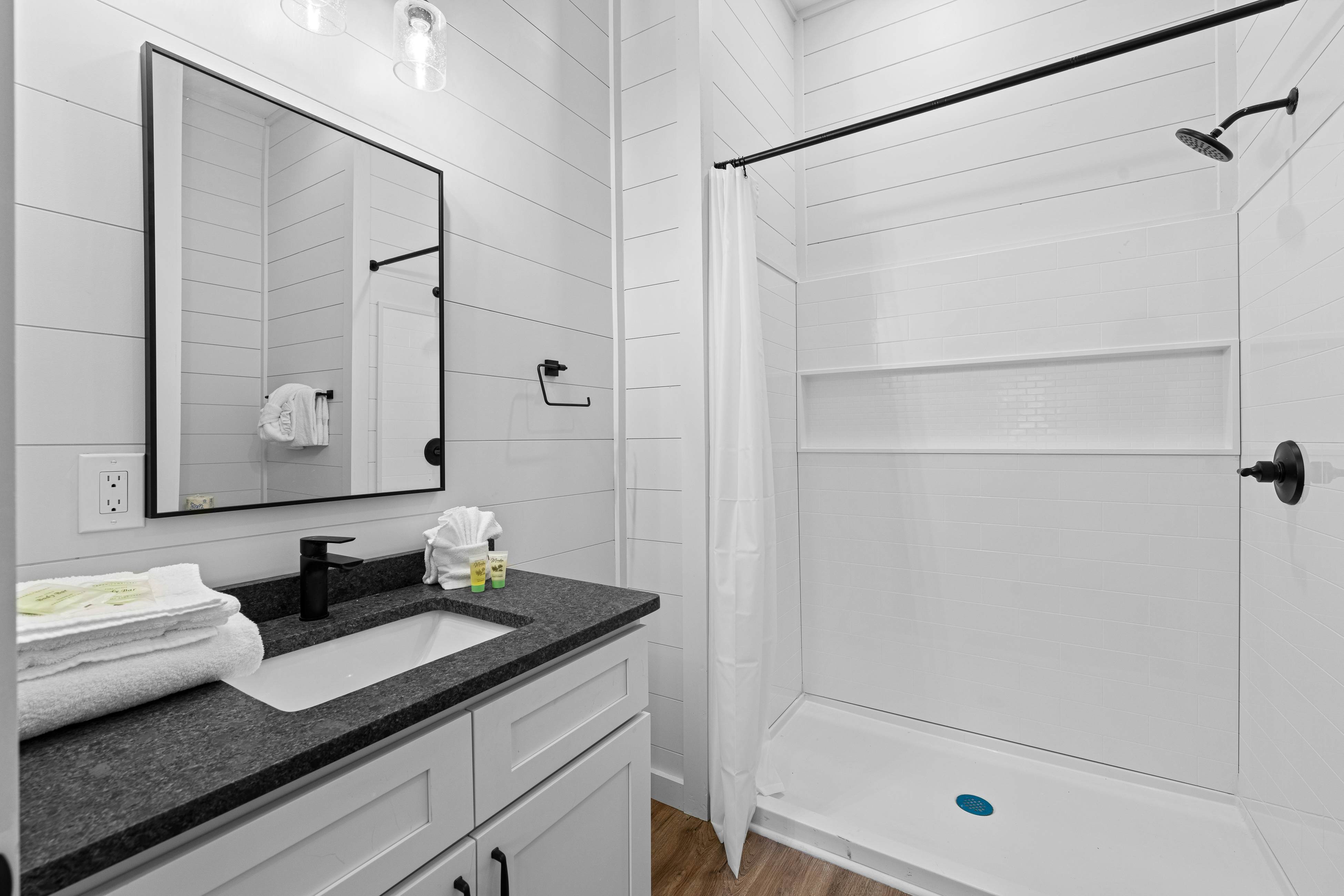 Lakefront Cabin, Sleeps 14・Private Pool・Game room