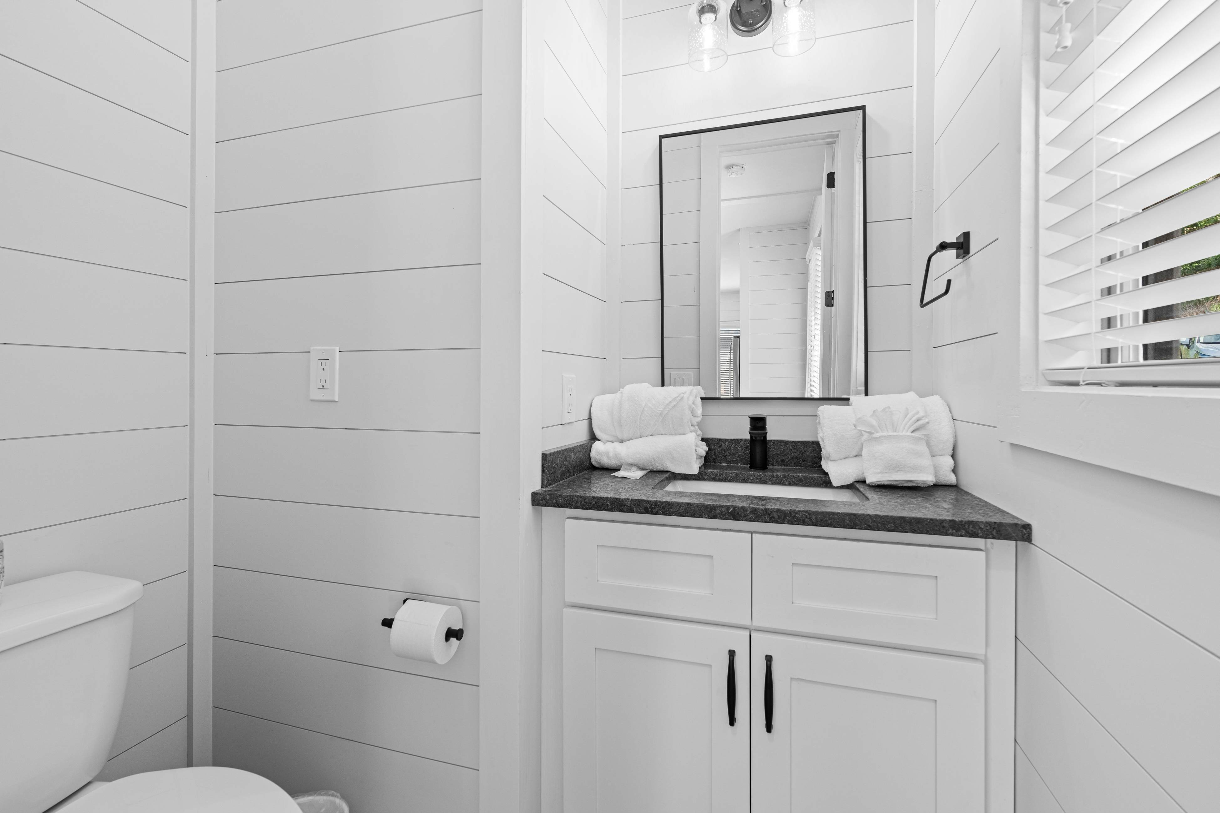 Lakefront Cabin, Sleeps 14・Private Pool・Game room