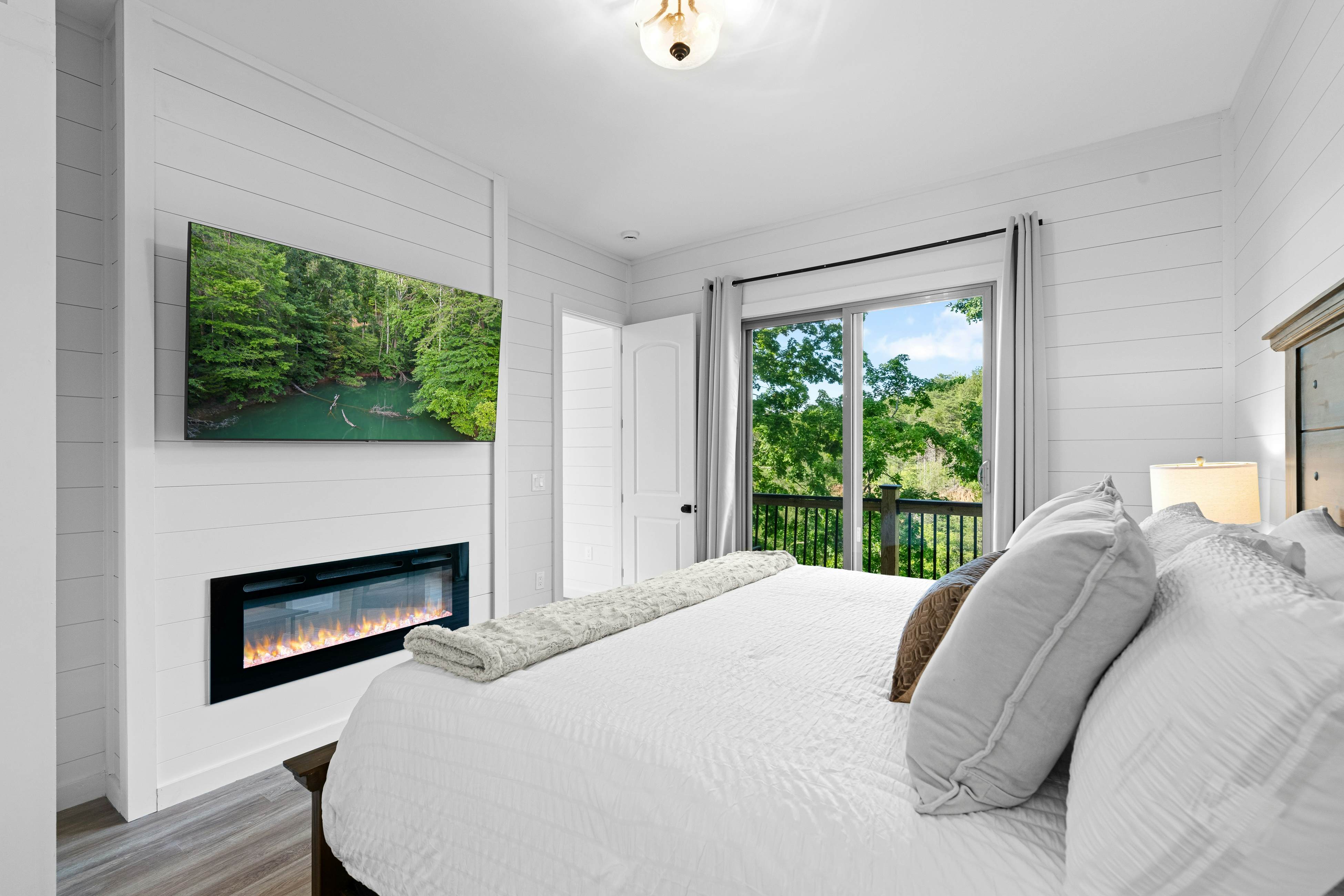 Lakefront Cabin, Sleeps 14・Private Pool・Game room