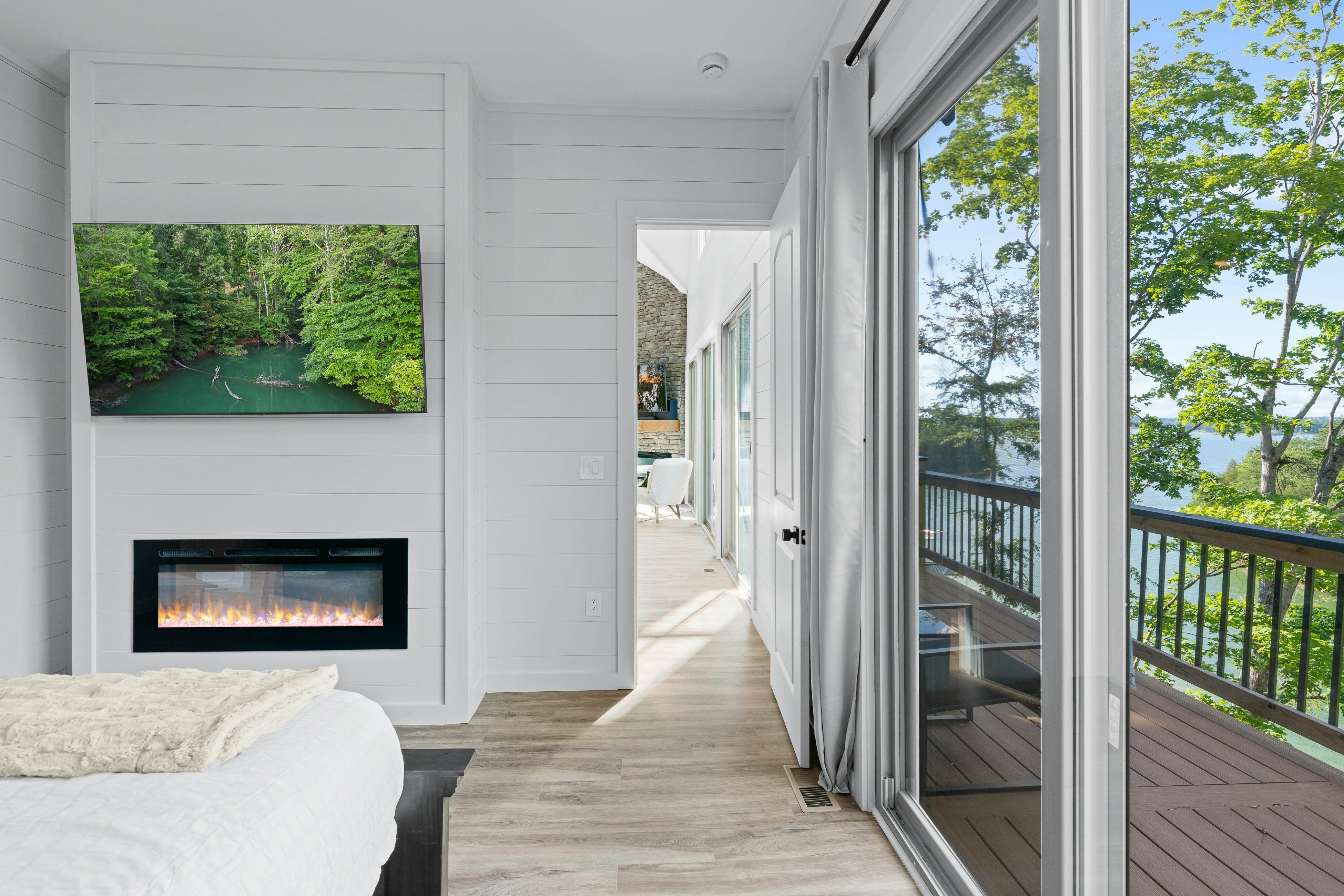 Lakefront Cabin, Sleeps 14・Private Pool・Game room