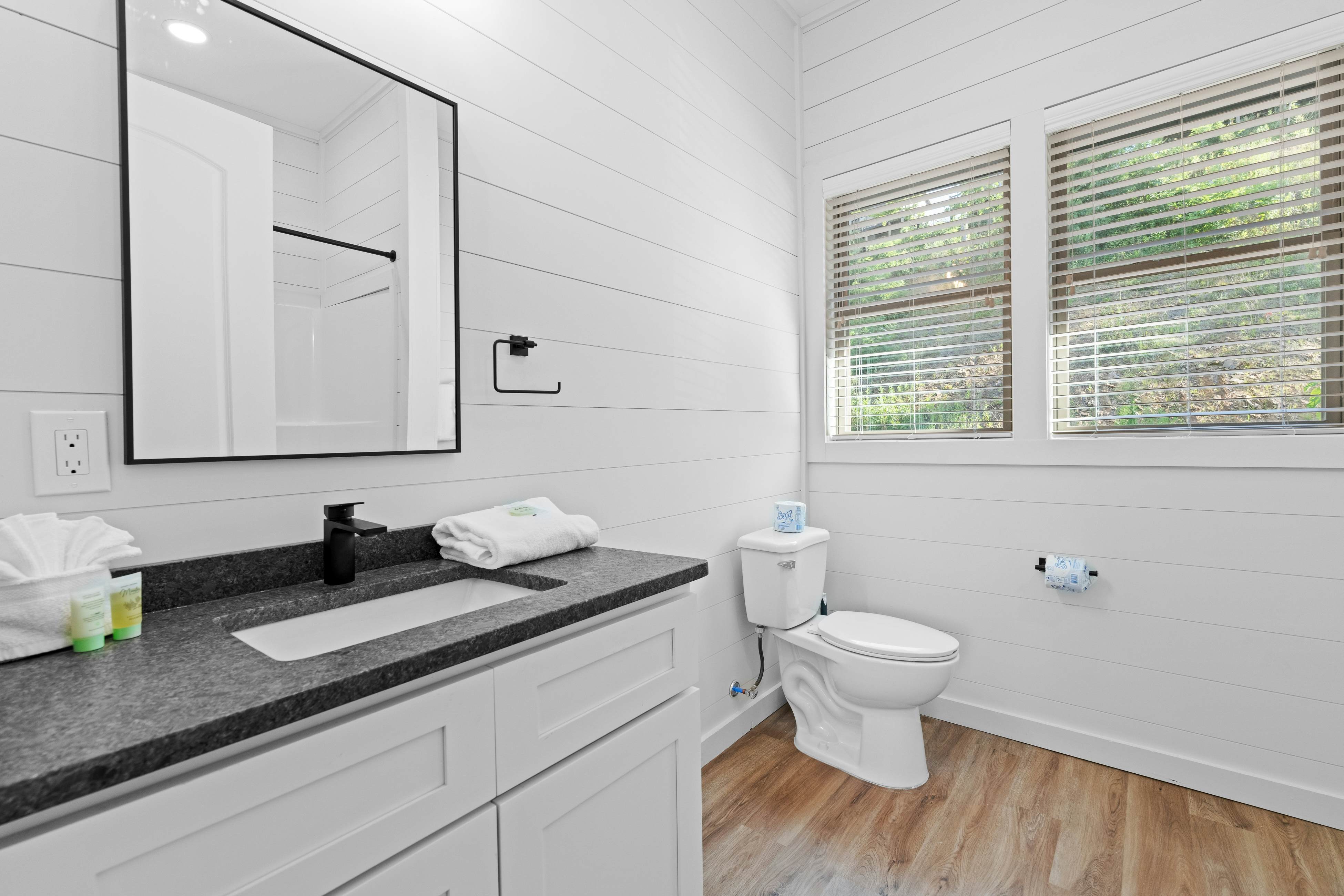 Lakefront Cabin, Sleeps 14・Private Pool・Game room