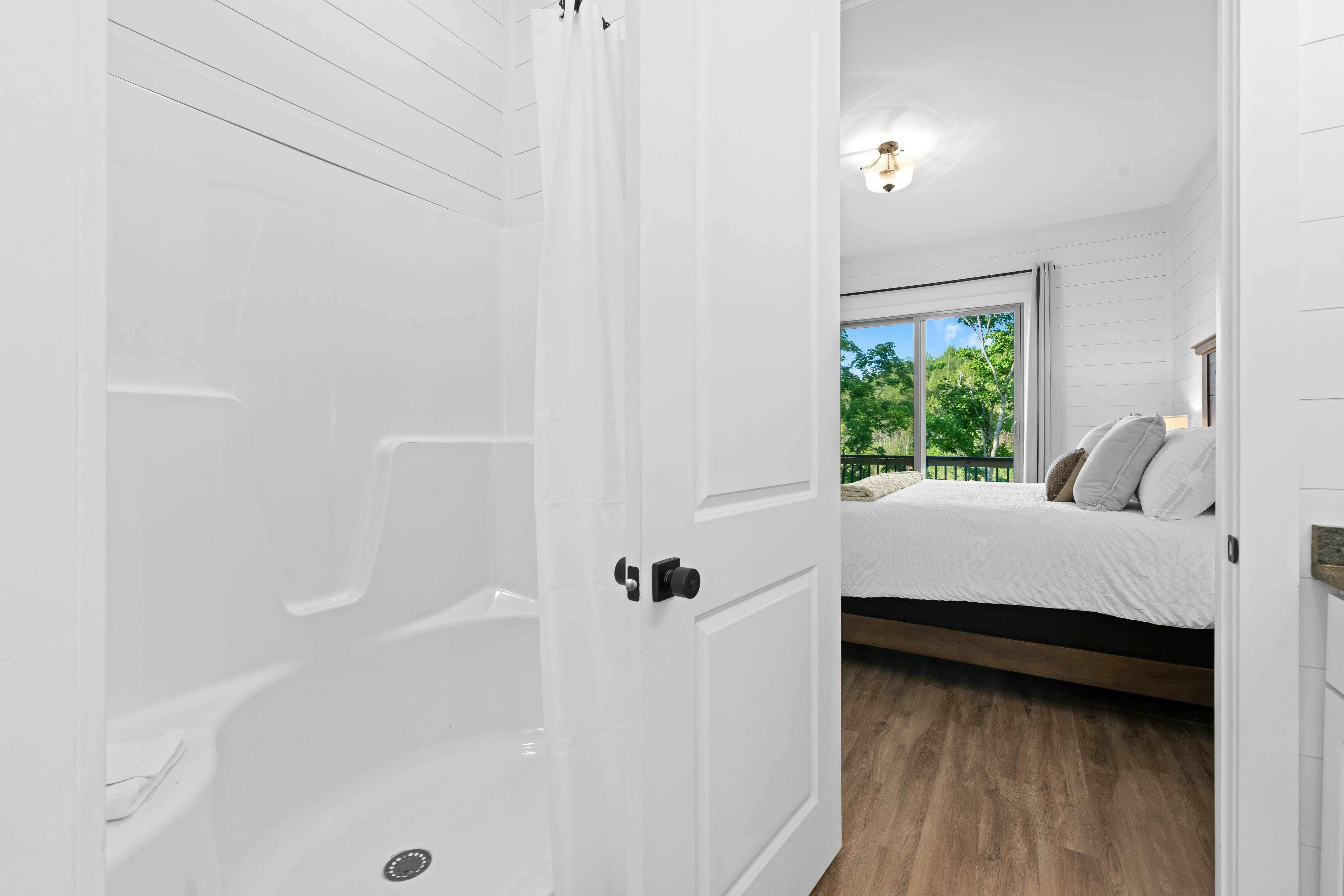 Lakefront Cabin, Sleeps 14・Private Pool・Game room