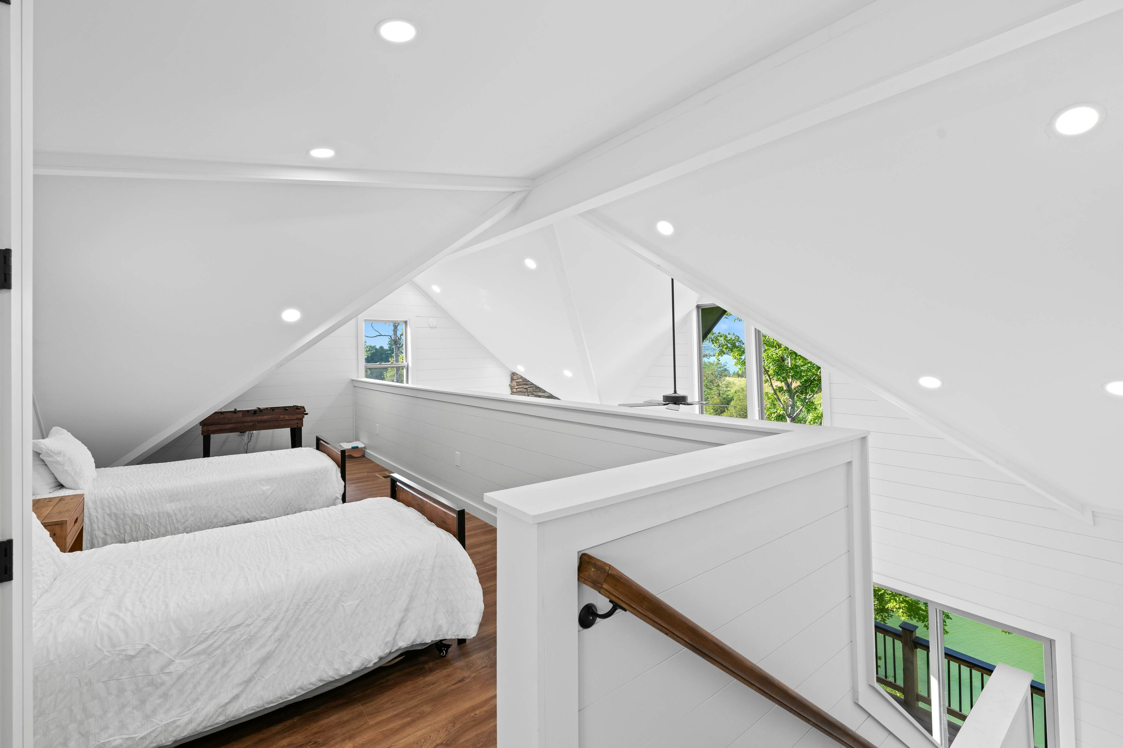 Lakefront Cabin, Sleeps 14・Private Pool・Game room