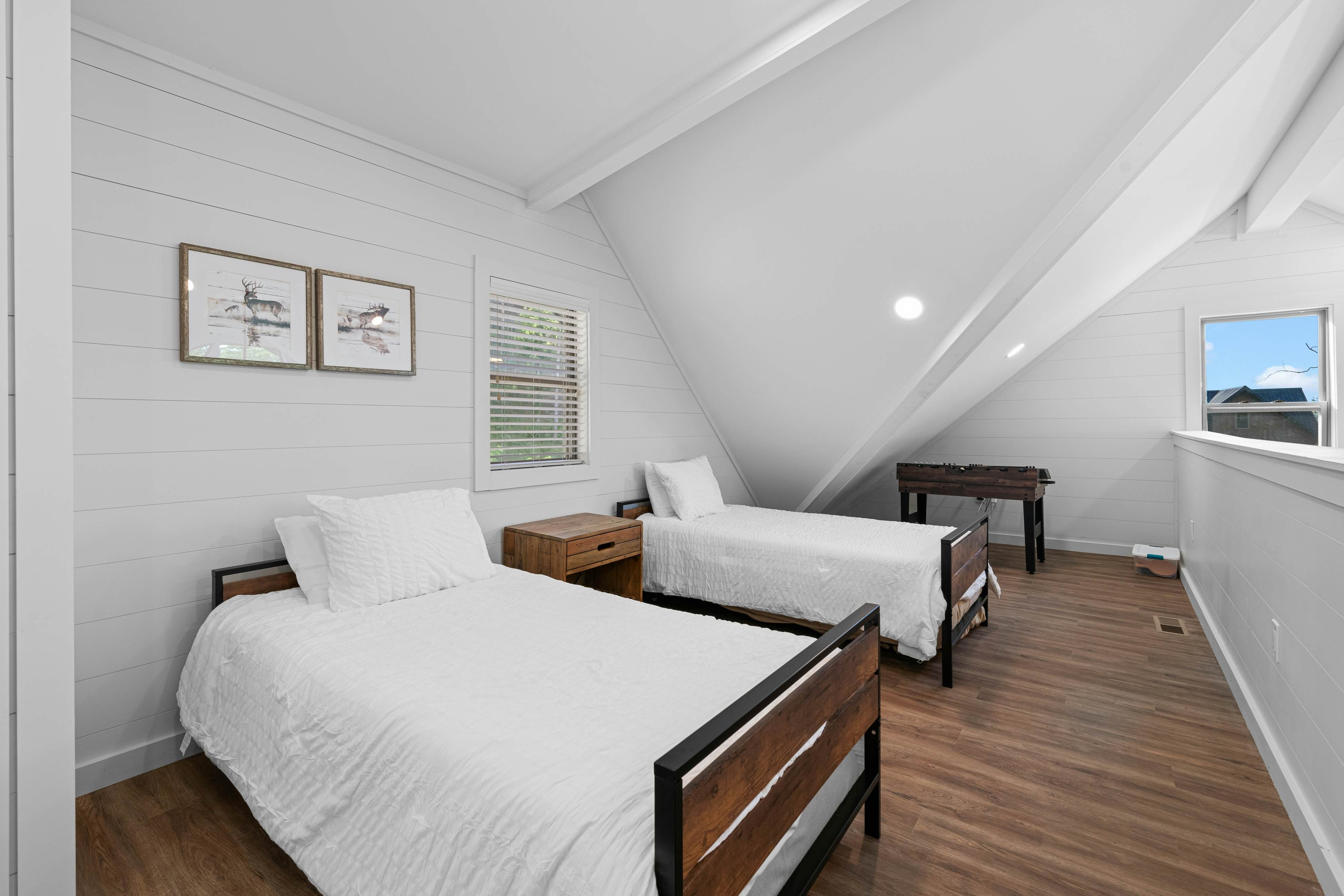 Lakefront Cabin, Sleeps 14・Private Pool・Game room