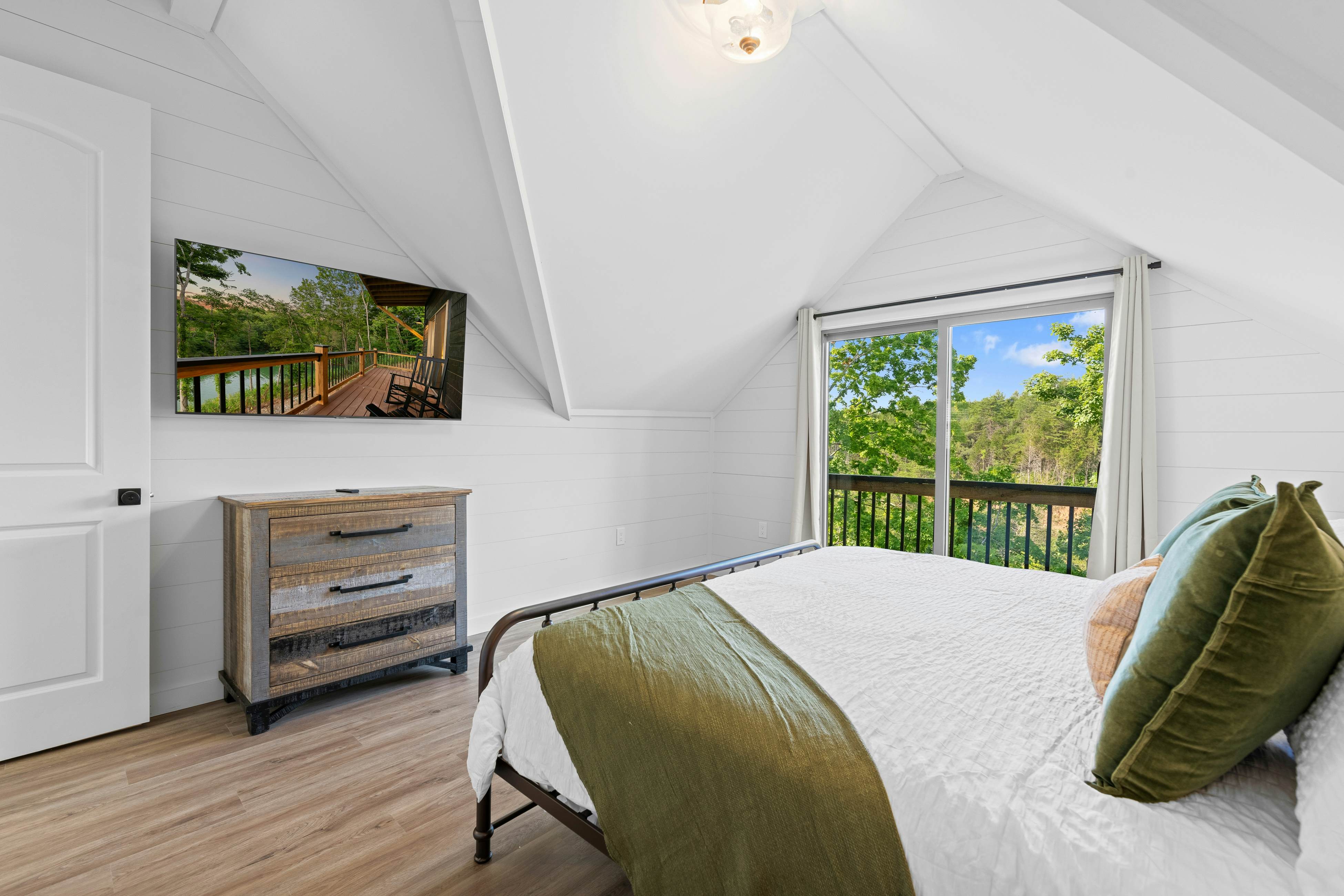 Lakefront Cabin, Sleeps 14・Private Pool・Game room