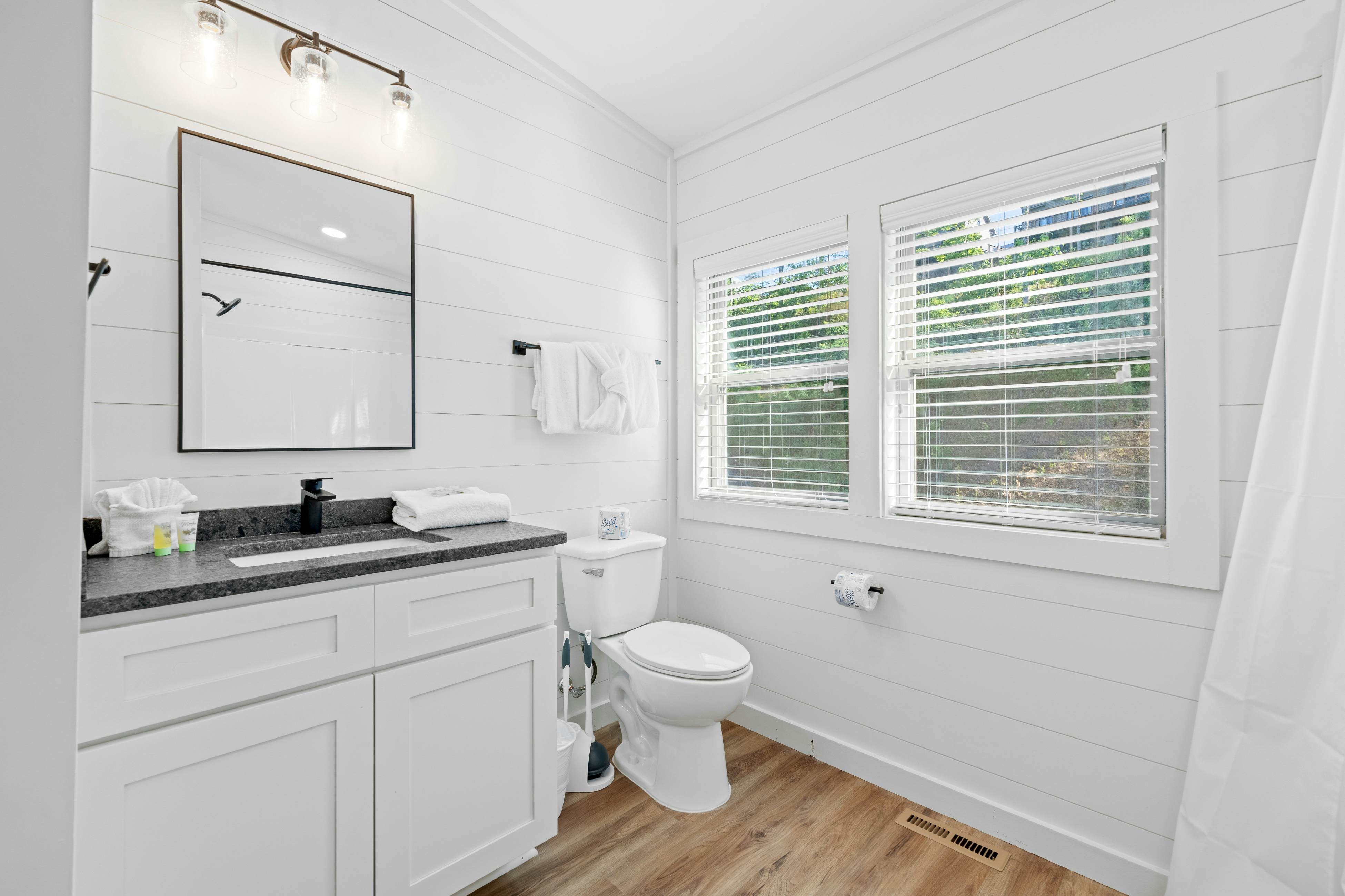 Lakefront Cabin, Sleeps 14・Private Pool・Game room