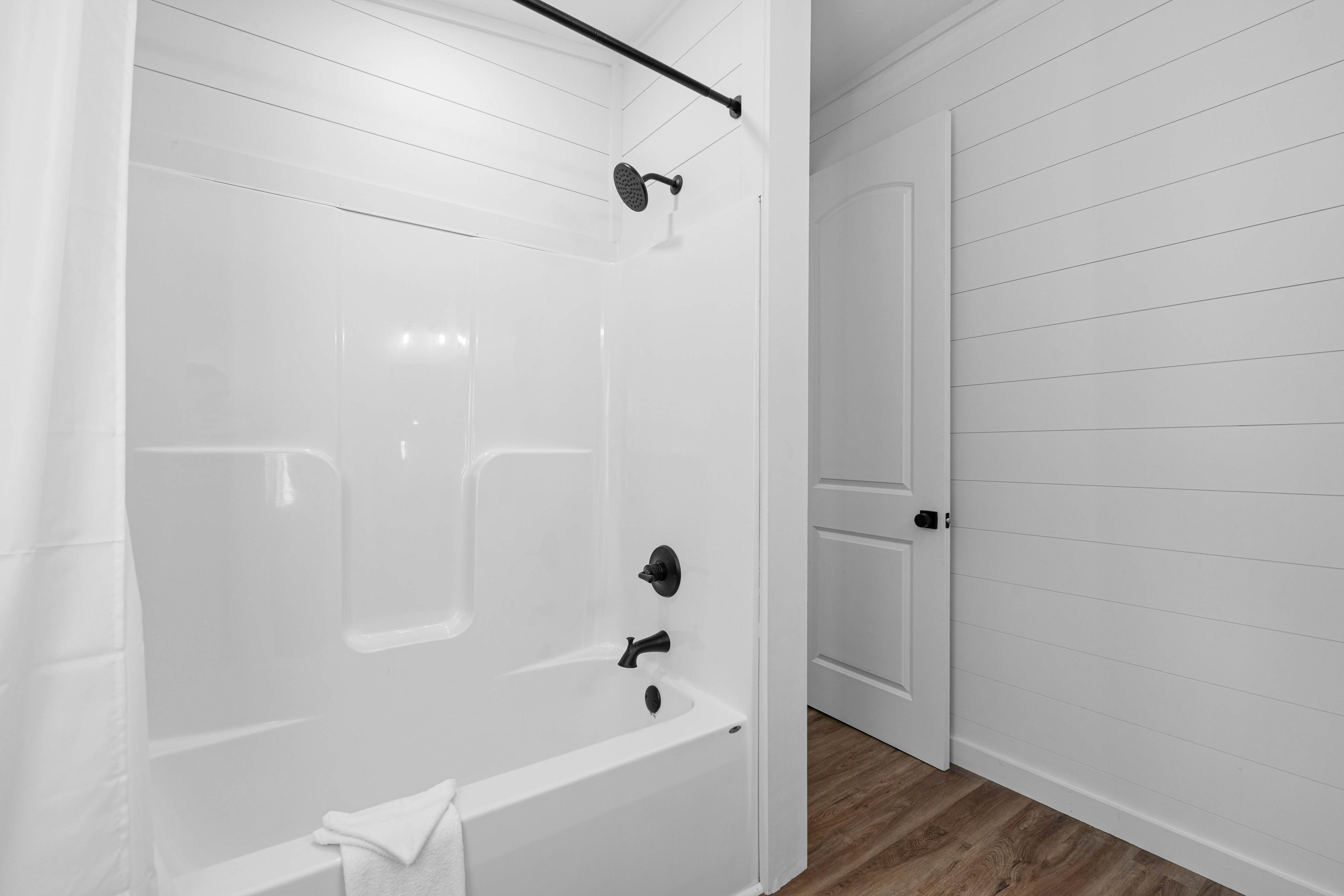 Lakefront Cabin, Sleeps 14・Private Pool・Game room