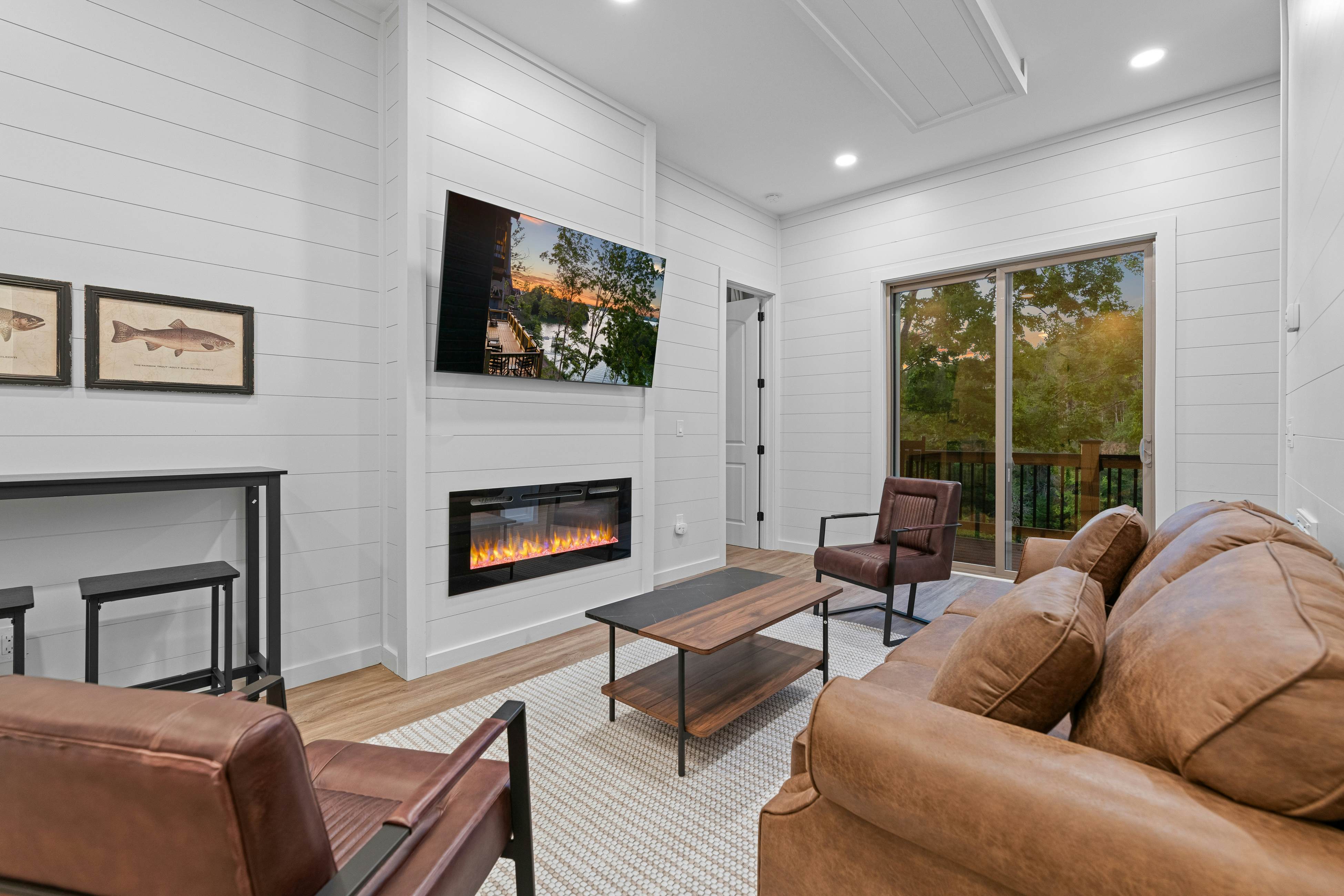 Lakefront Cabin, Sleeps 14・Private Pool・Game room