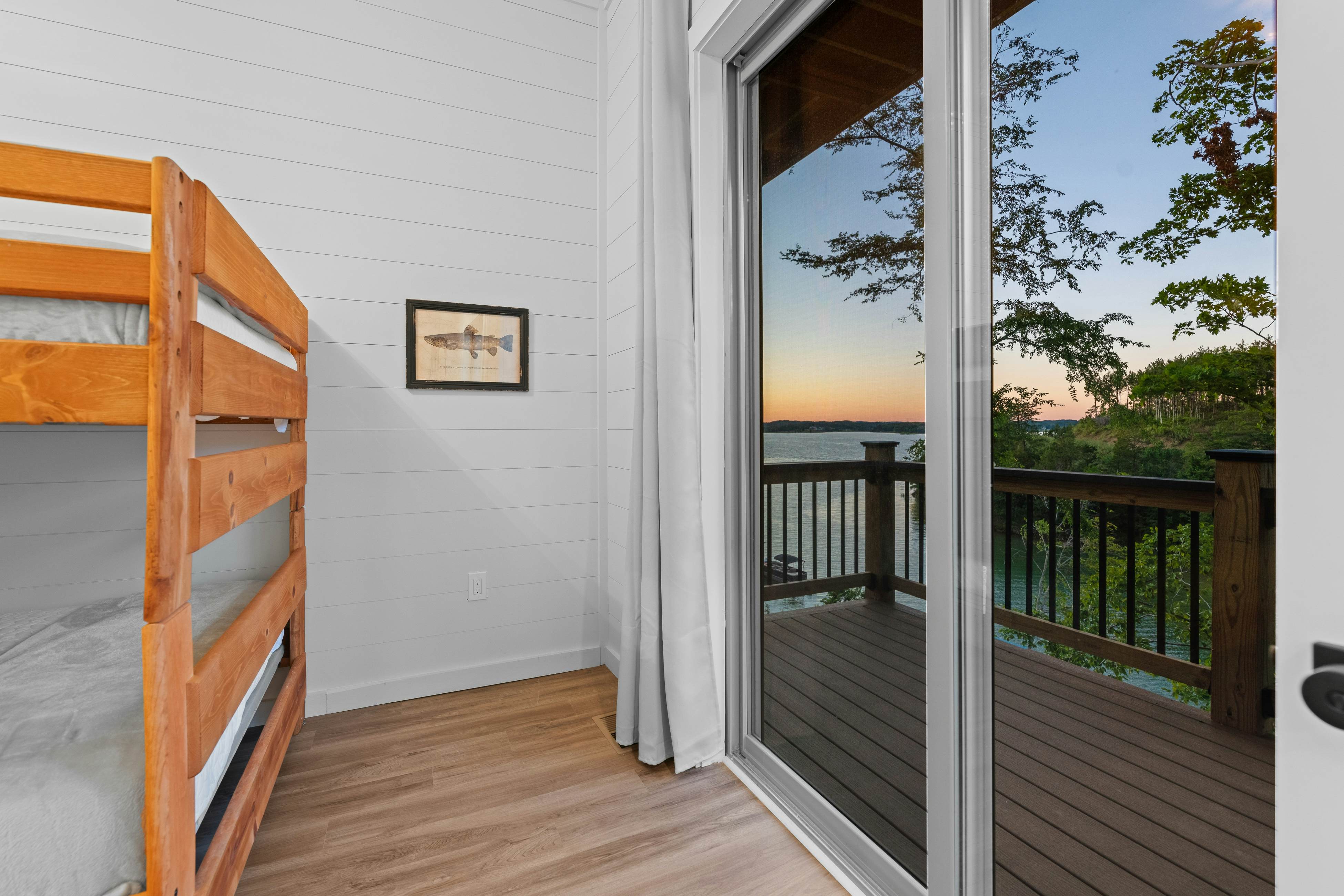 Lakefront Cabin, Sleeps 14・Private Pool・Game room