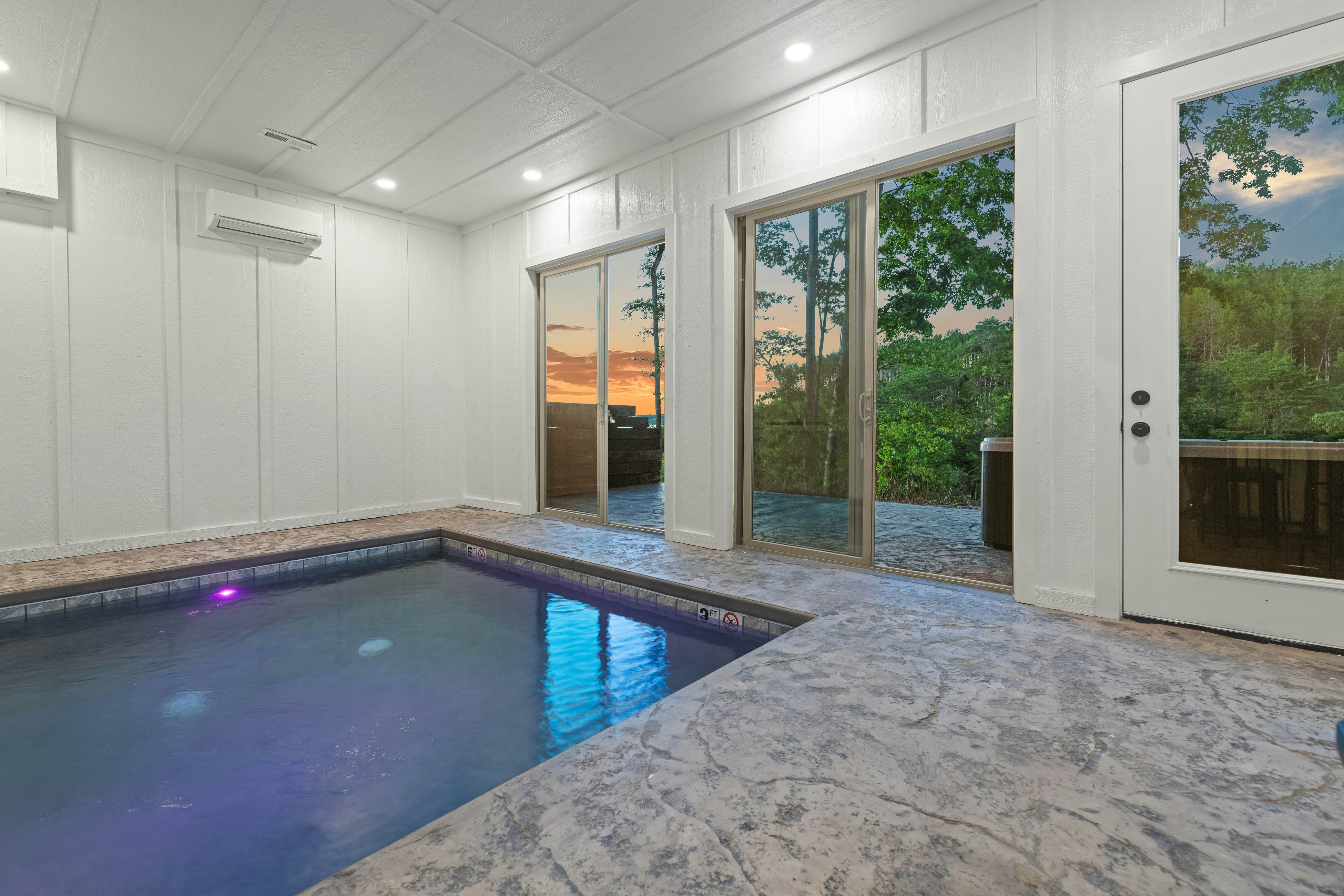 Lakefront Cabin, Sleeps 14・Private Pool・Game room