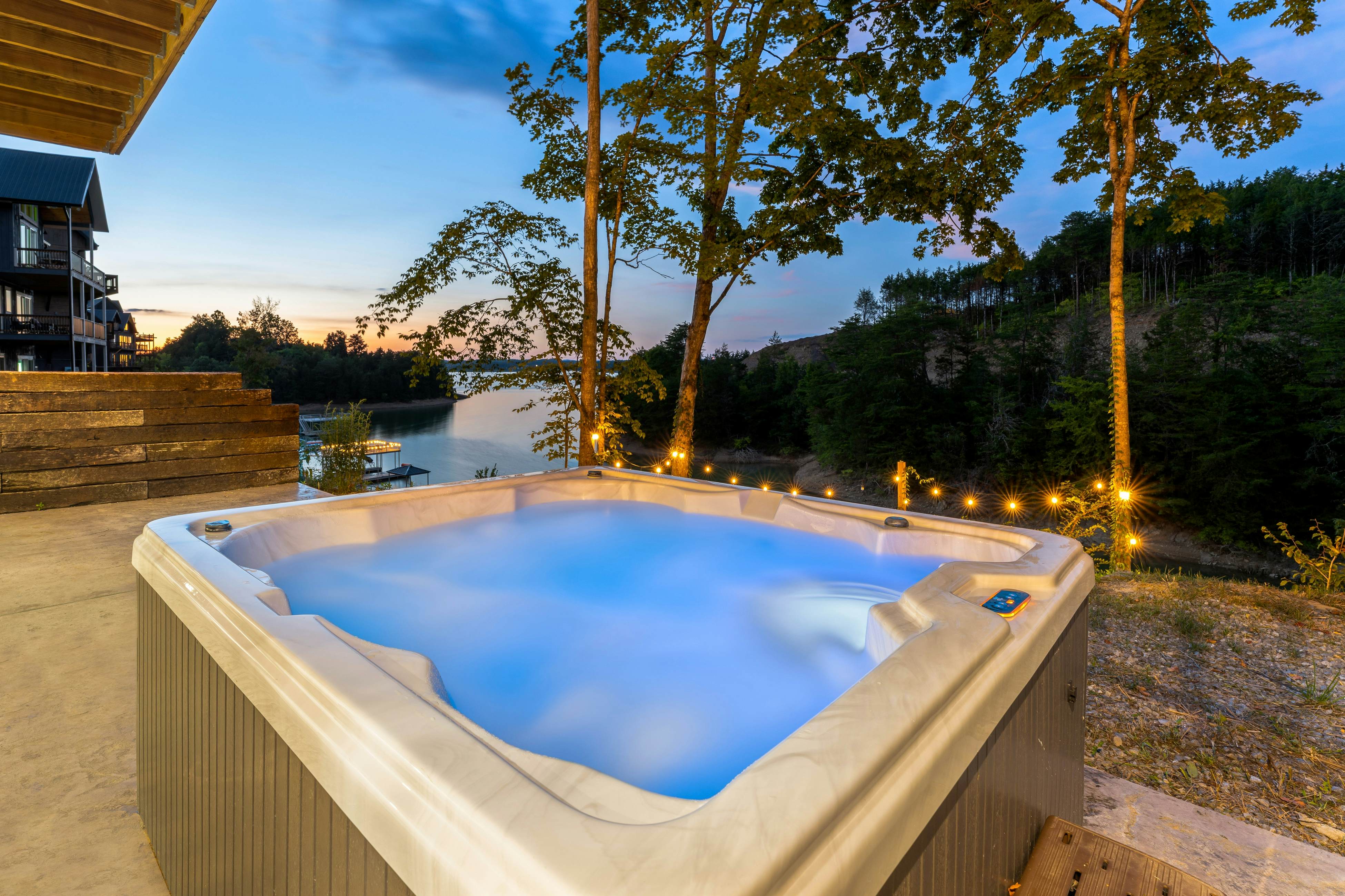 Lakefront Cabin, Sleeps 14・Private Pool・Game room