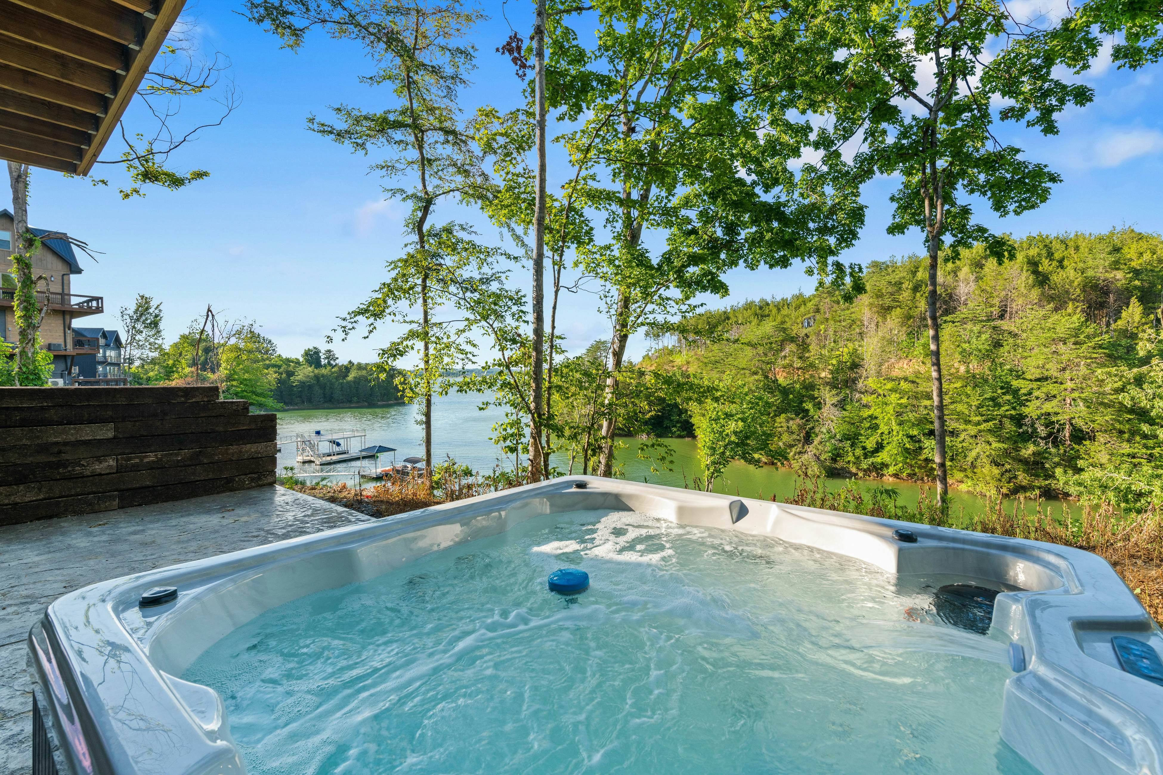 Lakefront Cabin, Sleeps 14・Private Pool・Game room