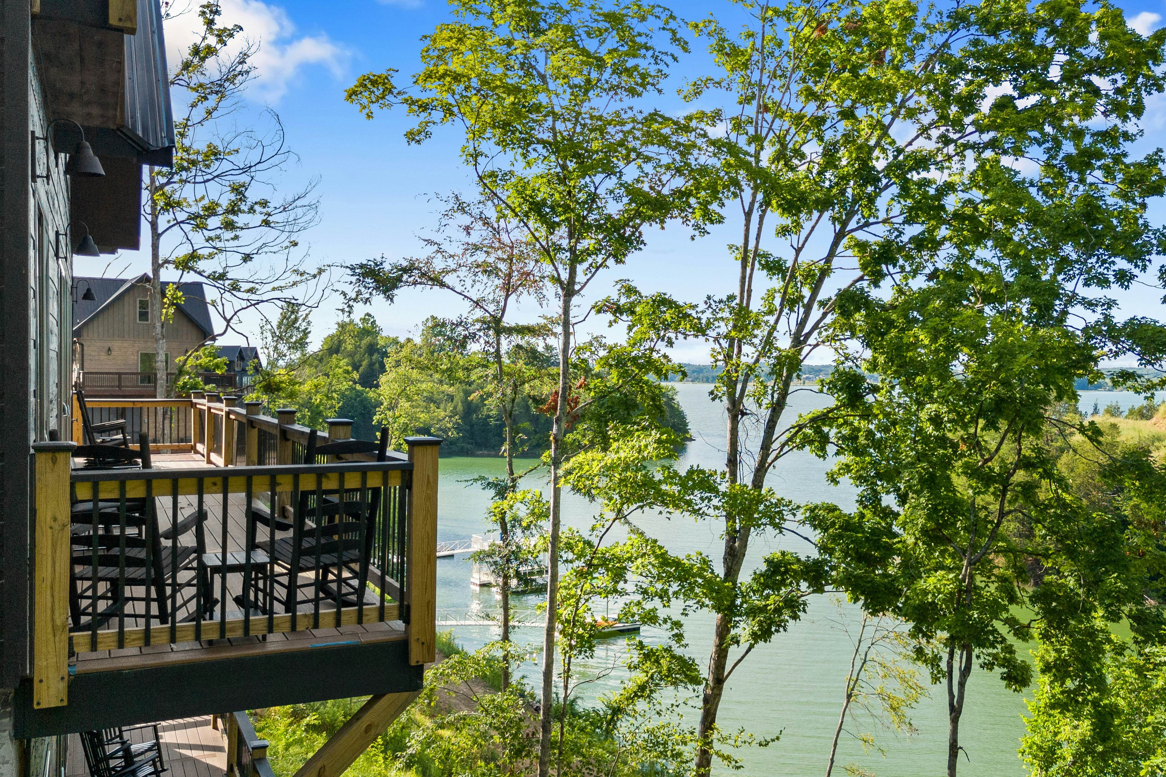 Lakefront Cabin, Sleeps 14・Private Pool・Game room