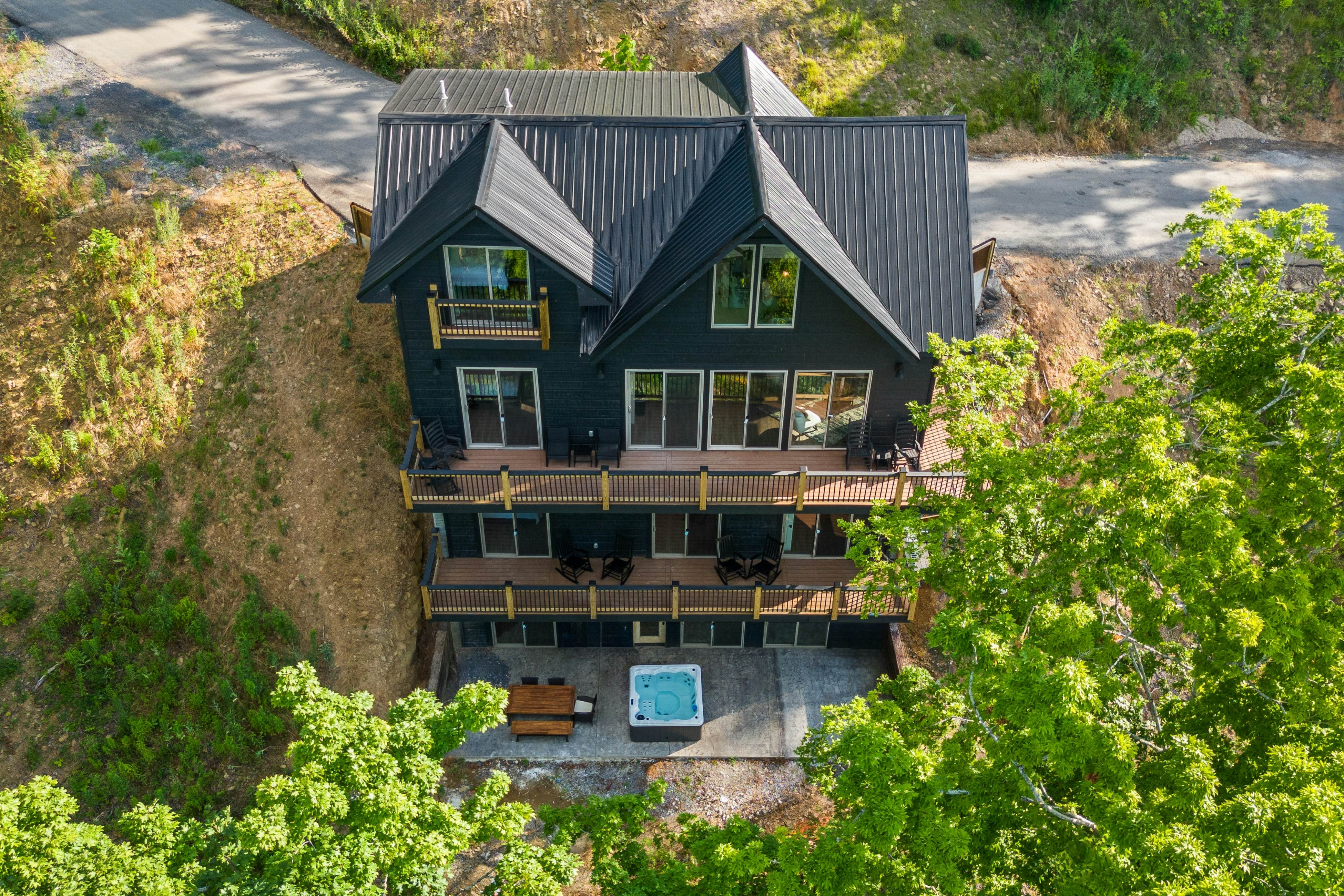 Lakefront Cabin, Sleeps 14・Private Pool・Game room