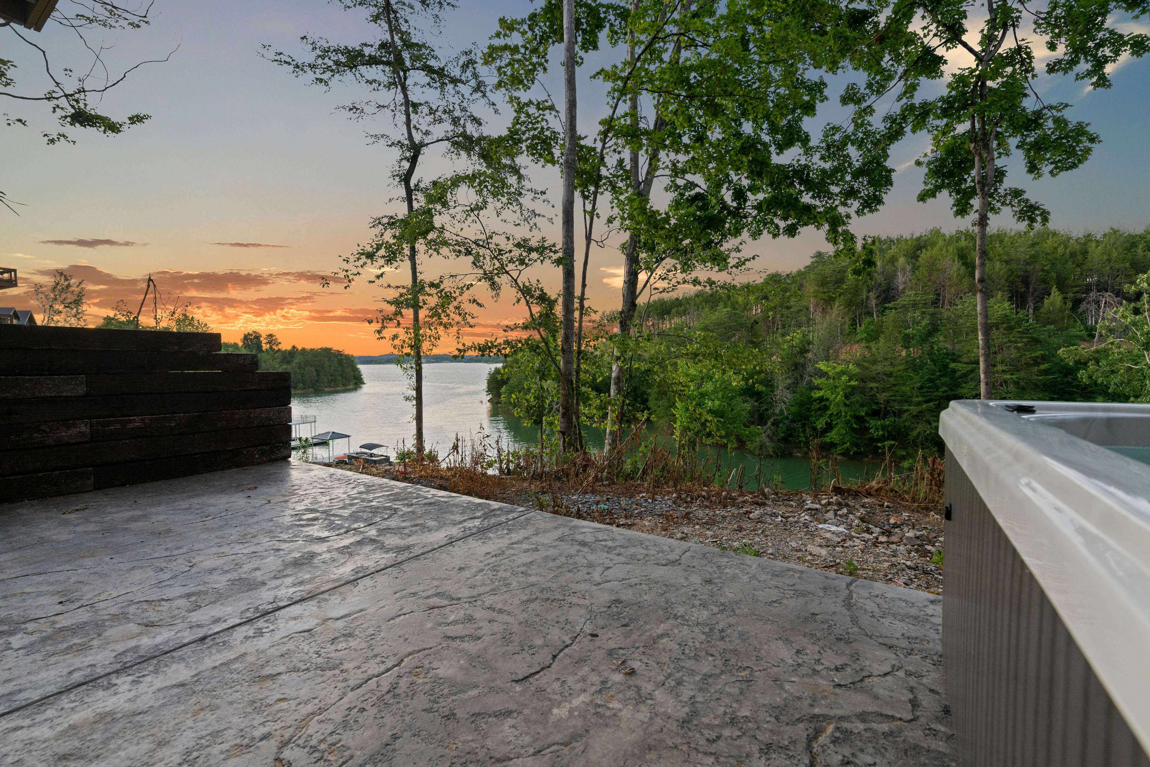 Lakefront Cabin, Sleeps 14・Private Pool・Game room