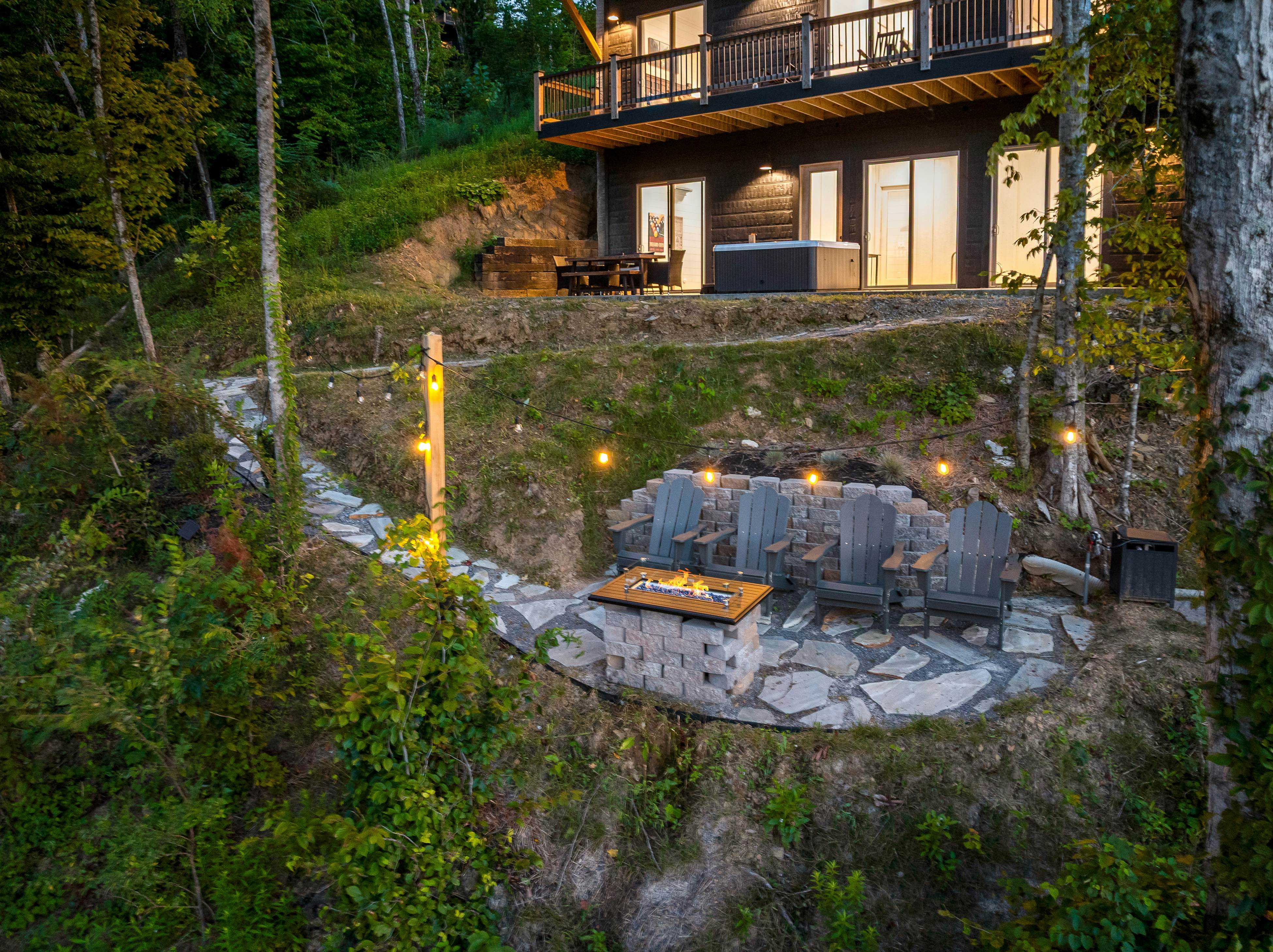 Lakefront Cabin, Sleeps 14・Private Pool・Game room