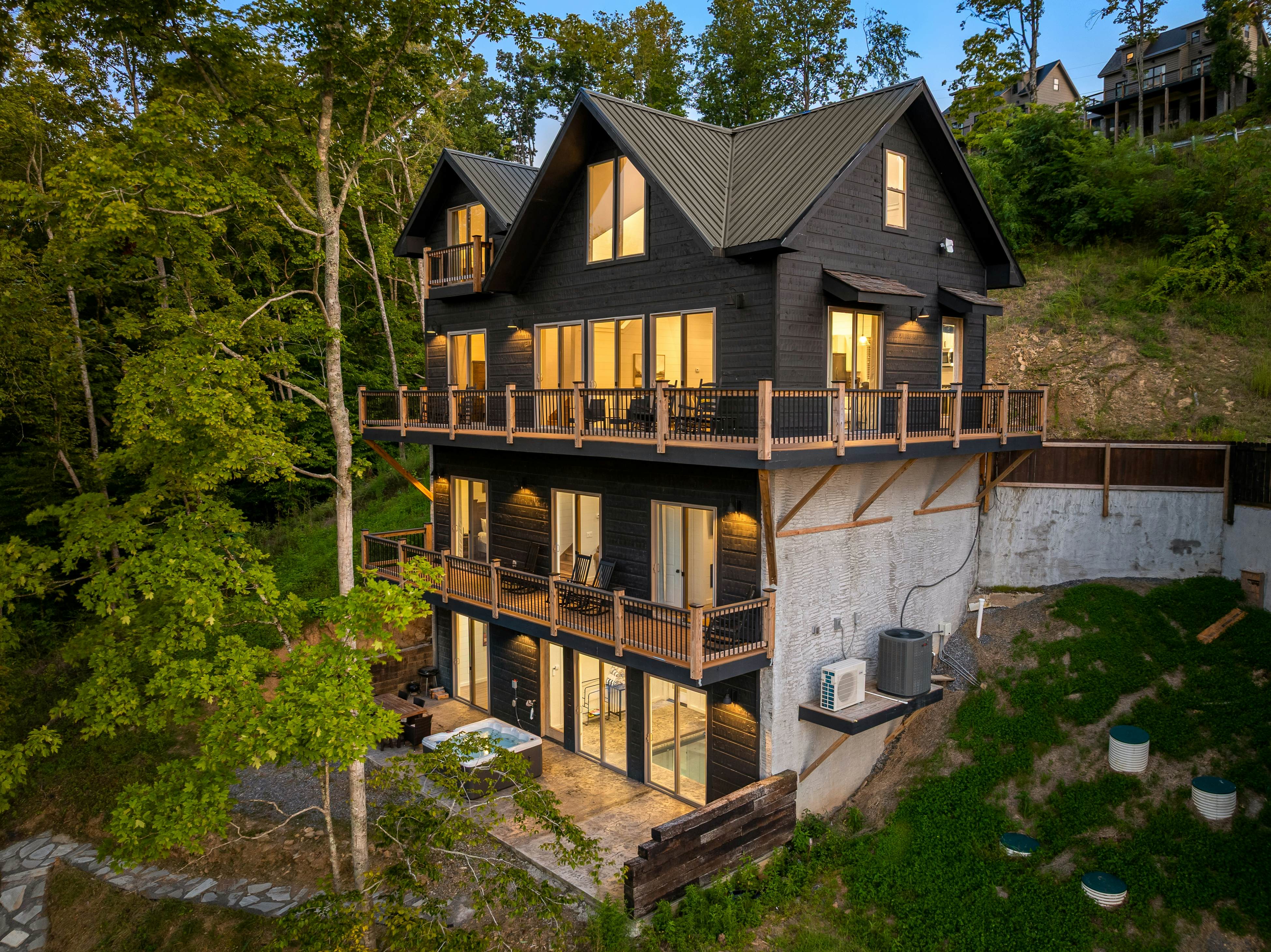 Lakefront Cabin, Sleeps 14・Private Pool・Game room