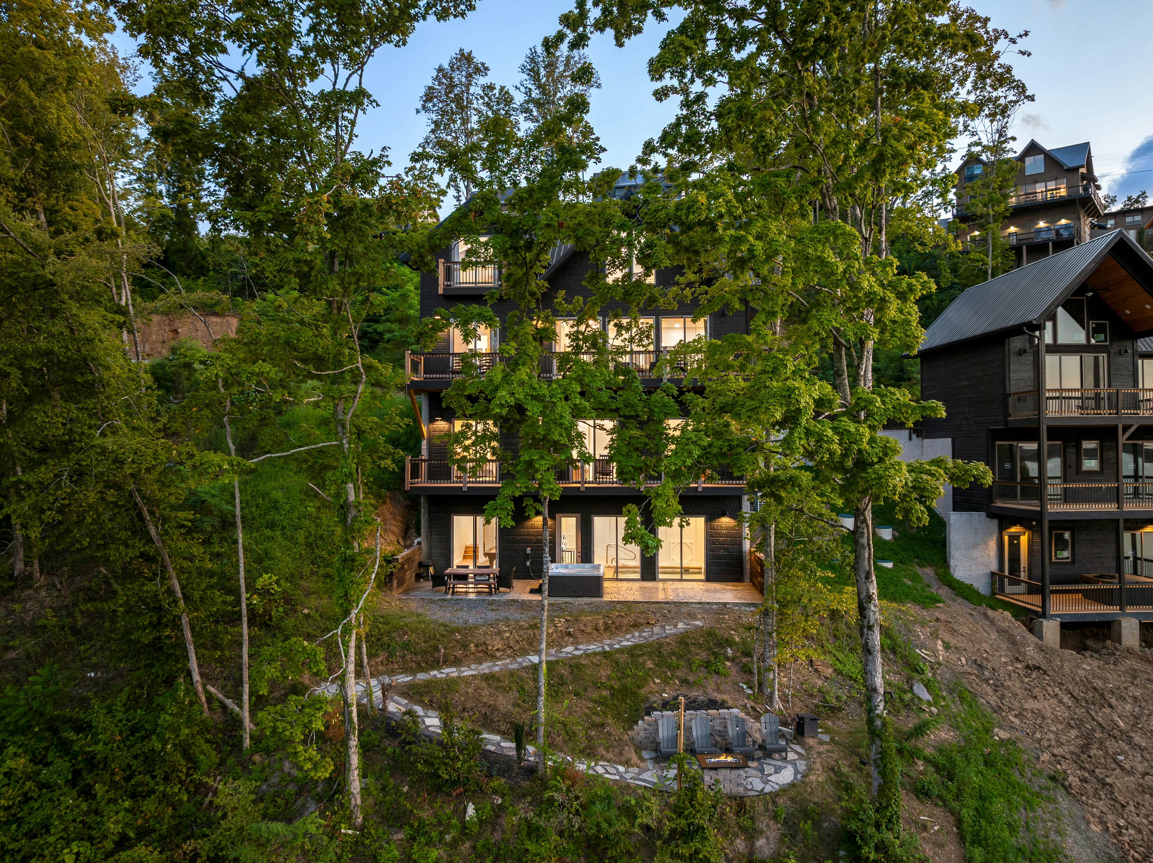 Lakefront Cabin, Sleeps 14・Private Pool・Game room