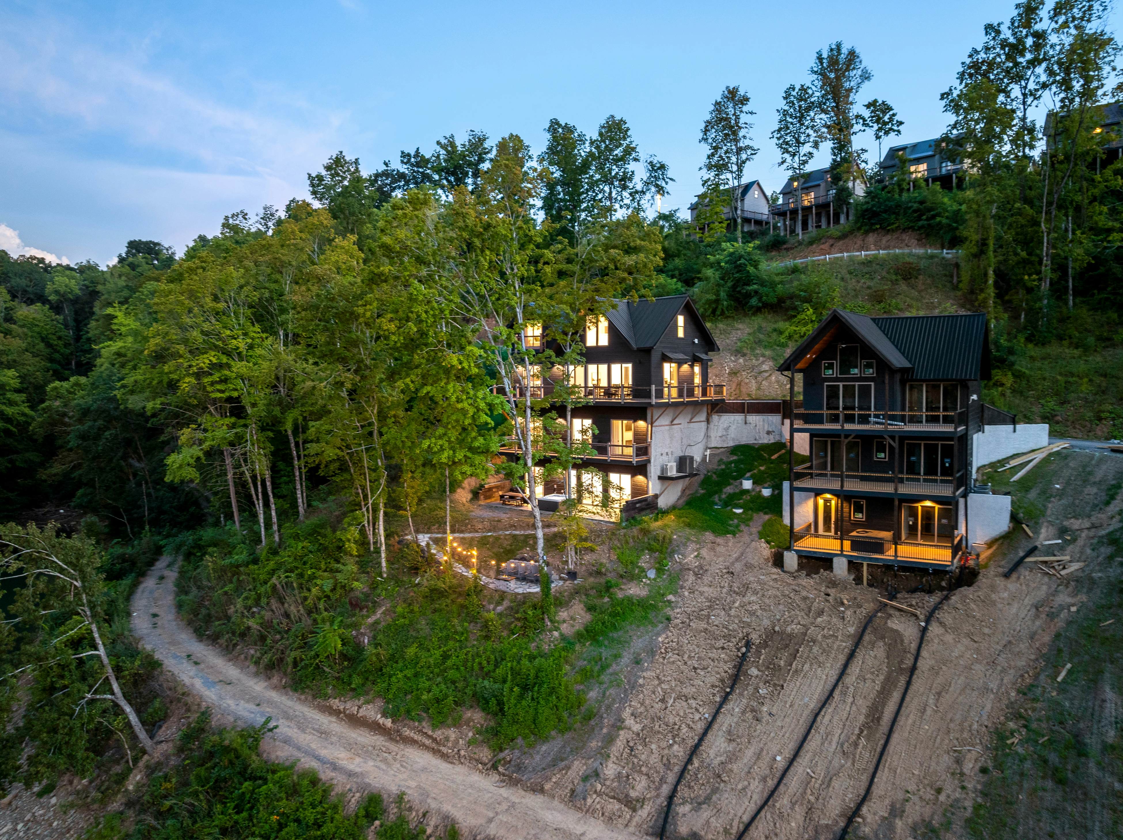 Lakefront Cabin, Sleeps 14・Private Pool・Game room