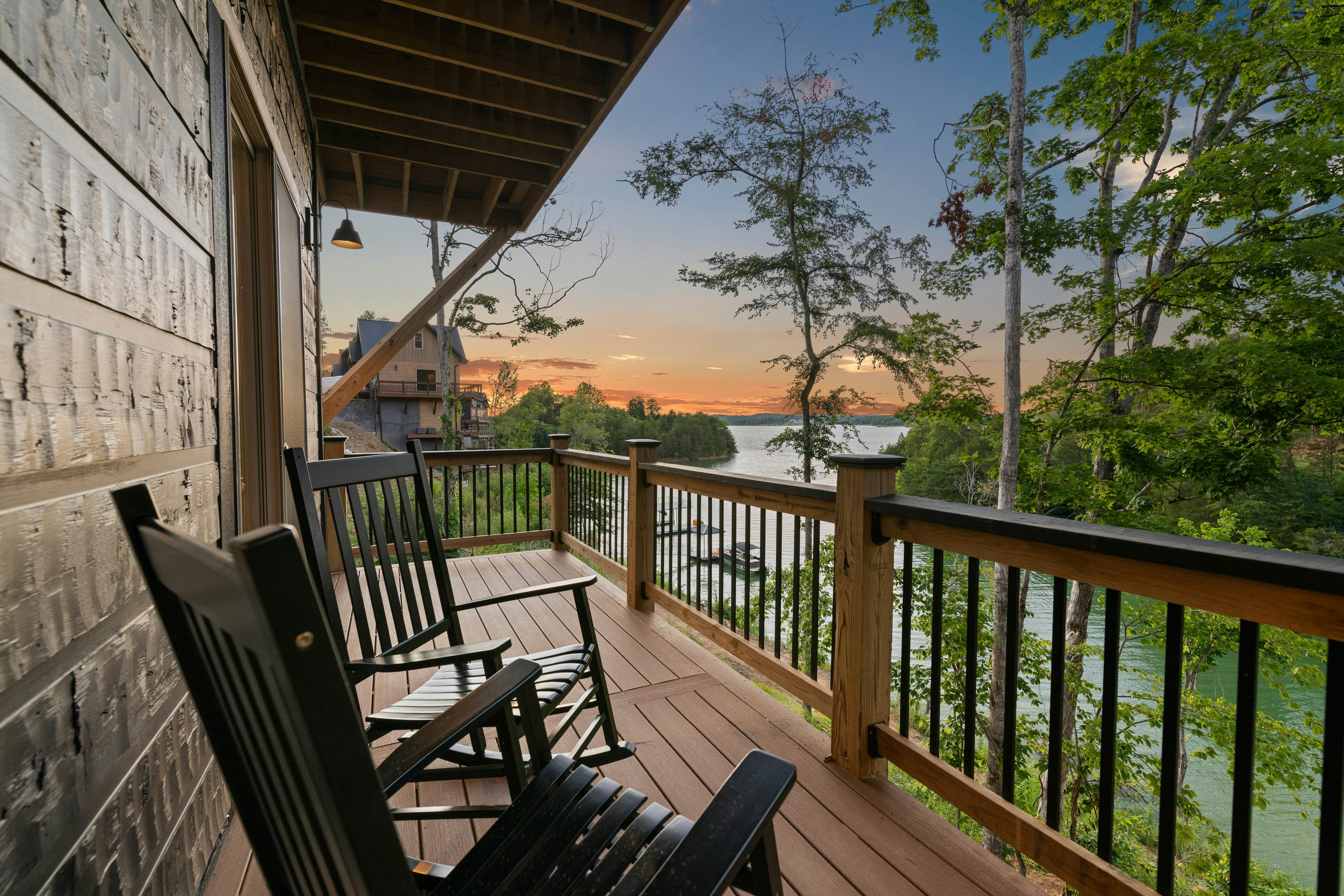 Lakefront Cabin, Sleeps 14・Private Pool・Game room