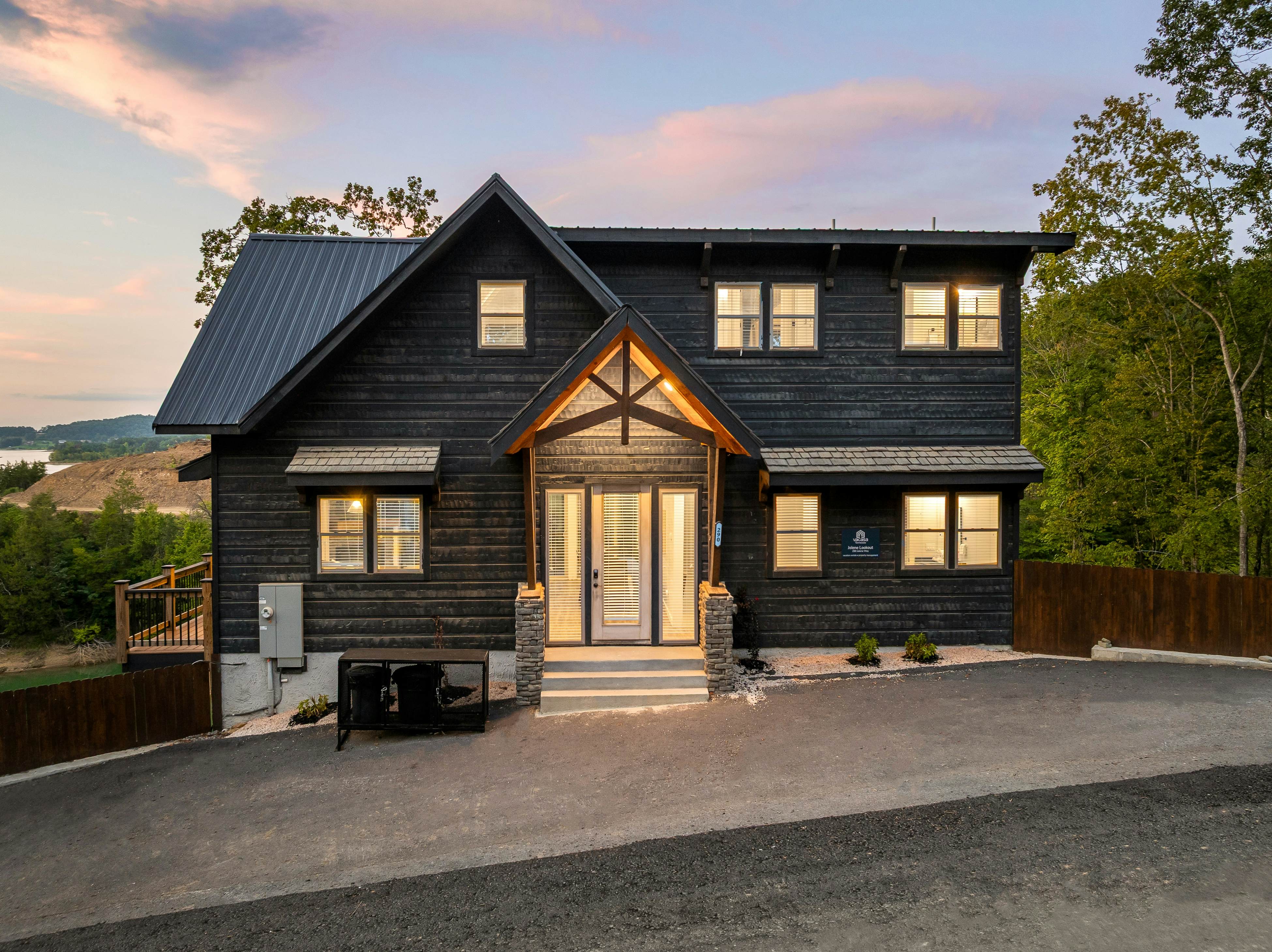 Lakefront Cabin, Sleeps 14・Private Pool・Game room