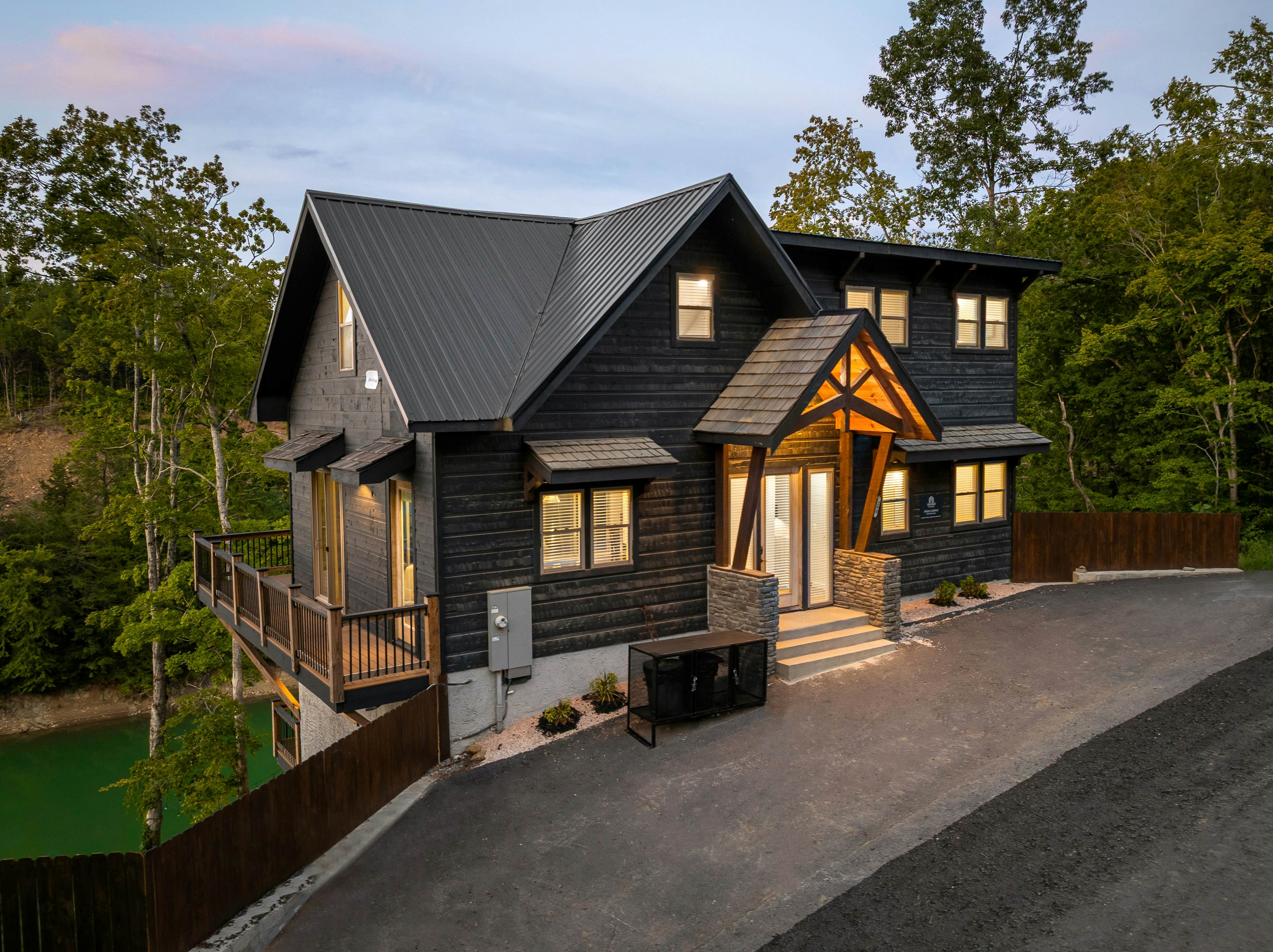 Lakefront Cabin, Sleeps 14・Private Pool・Game room