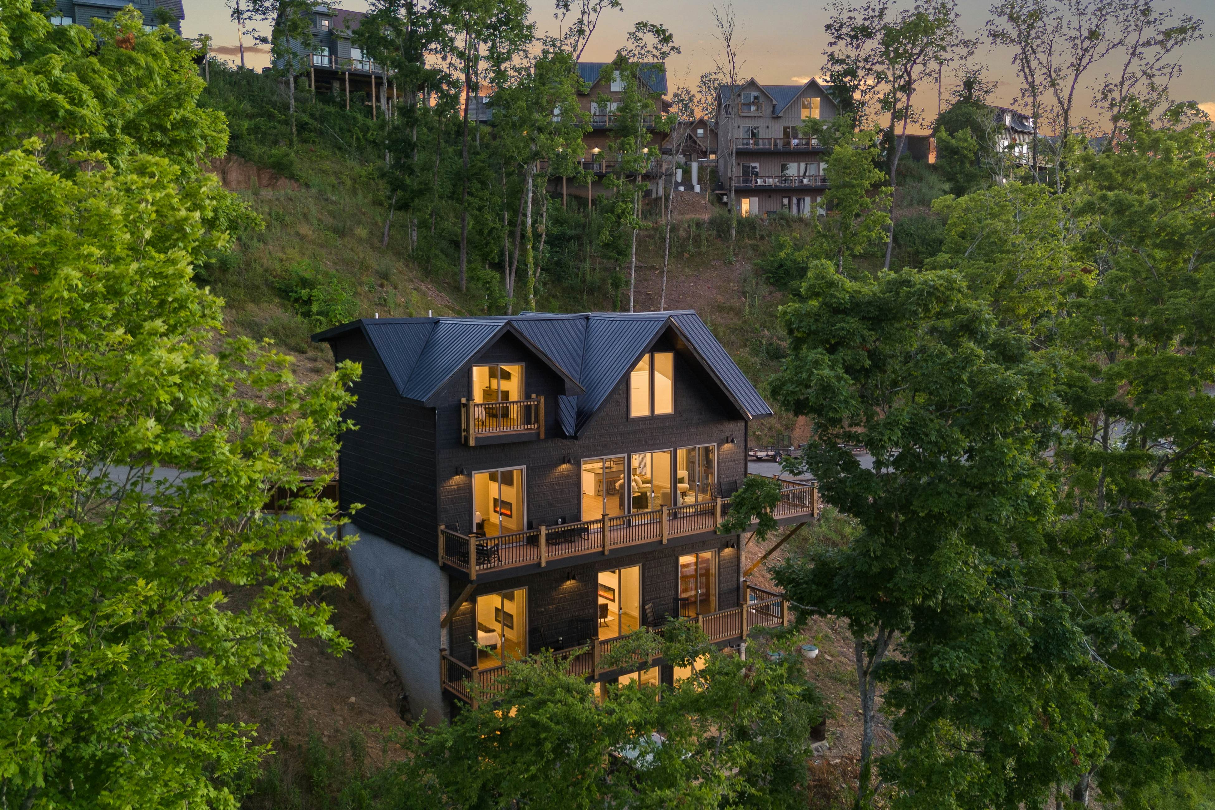 Lakefront Cabin, Sleeps 14・Private Pool・Game room