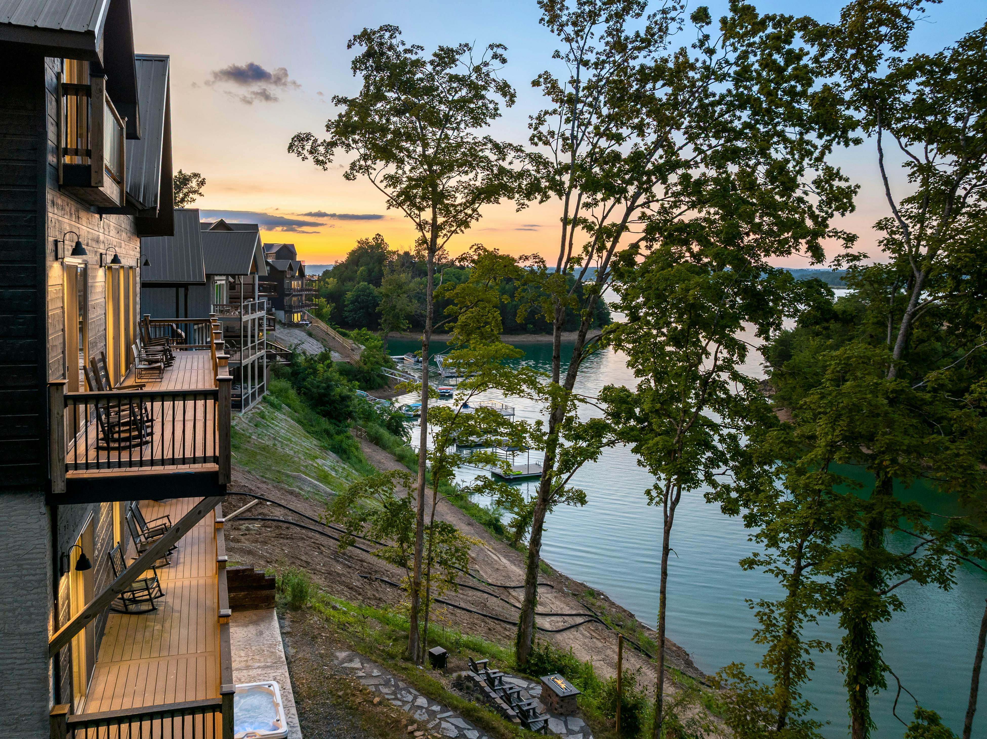 Lakefront Cabin, Sleeps 14・Private Pool・Game room